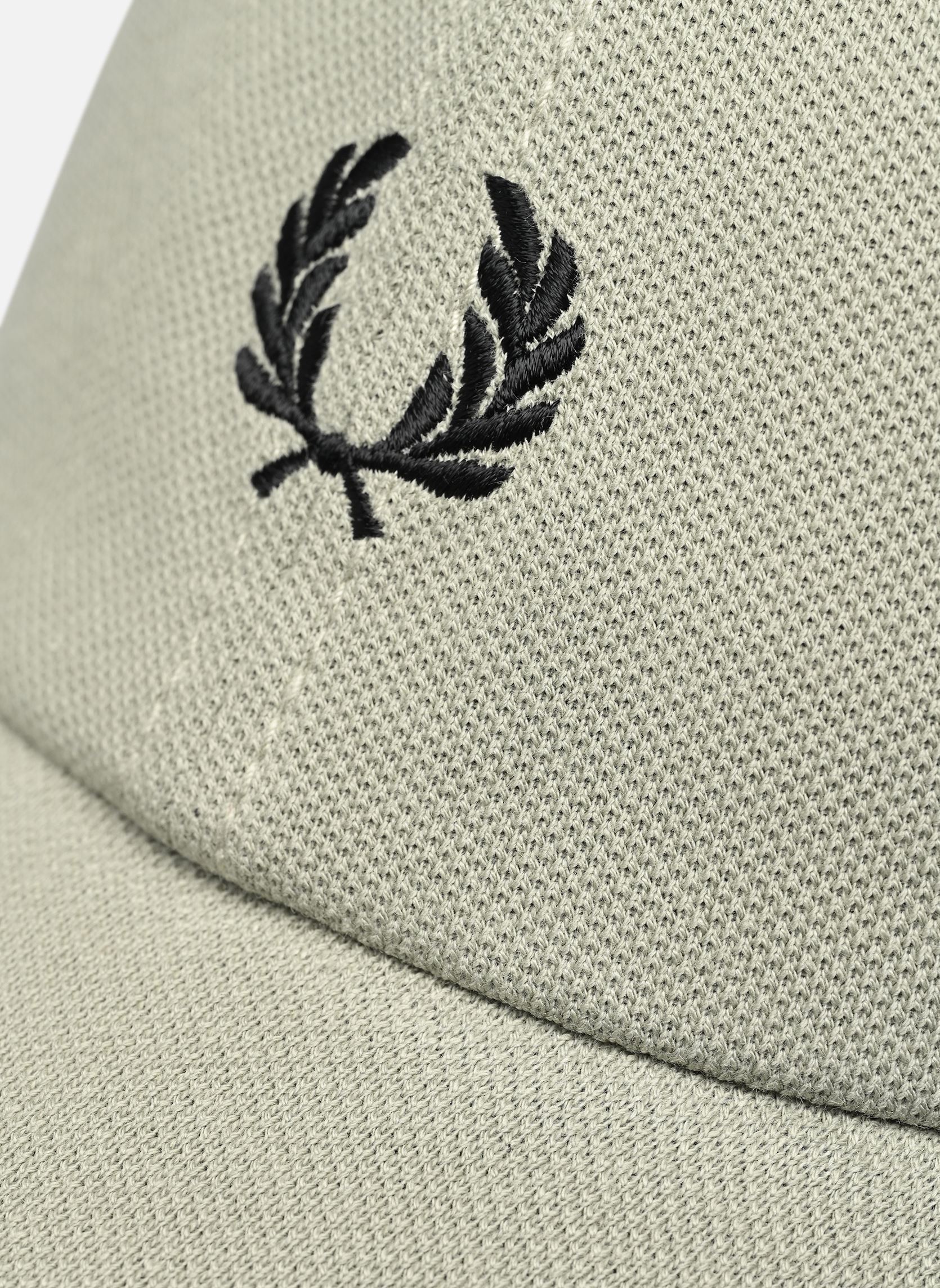 Petten Pique Classic Cap heren beige Fred Perry Petten Pique Classic Cap heren beige SEAGRASS/BLACK