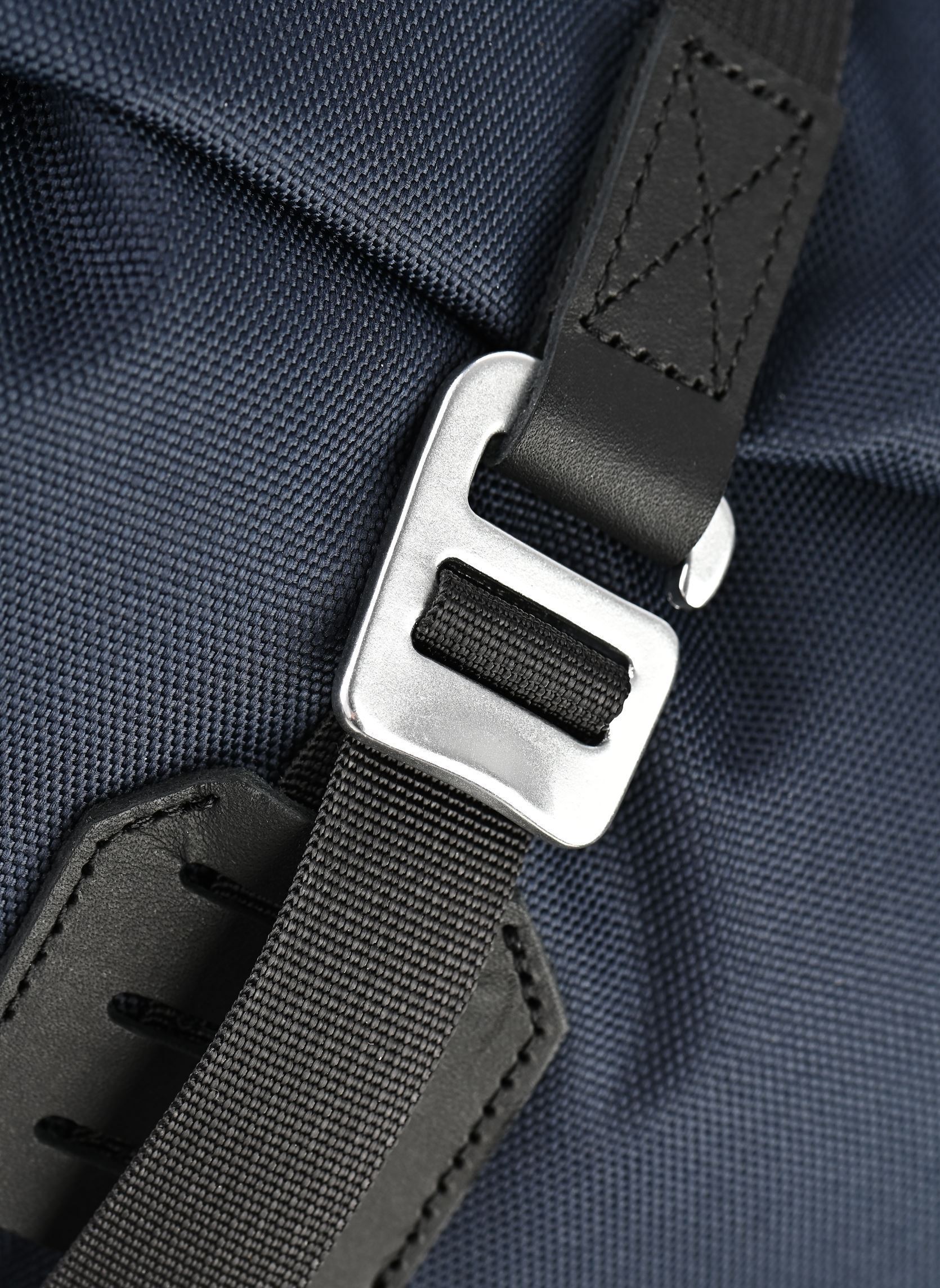 Rugtassen Icon Rolltop Backpack L blauw SANDQVIST Rugtassen Icon Rolltop Backpack L blauw Navy with black leather