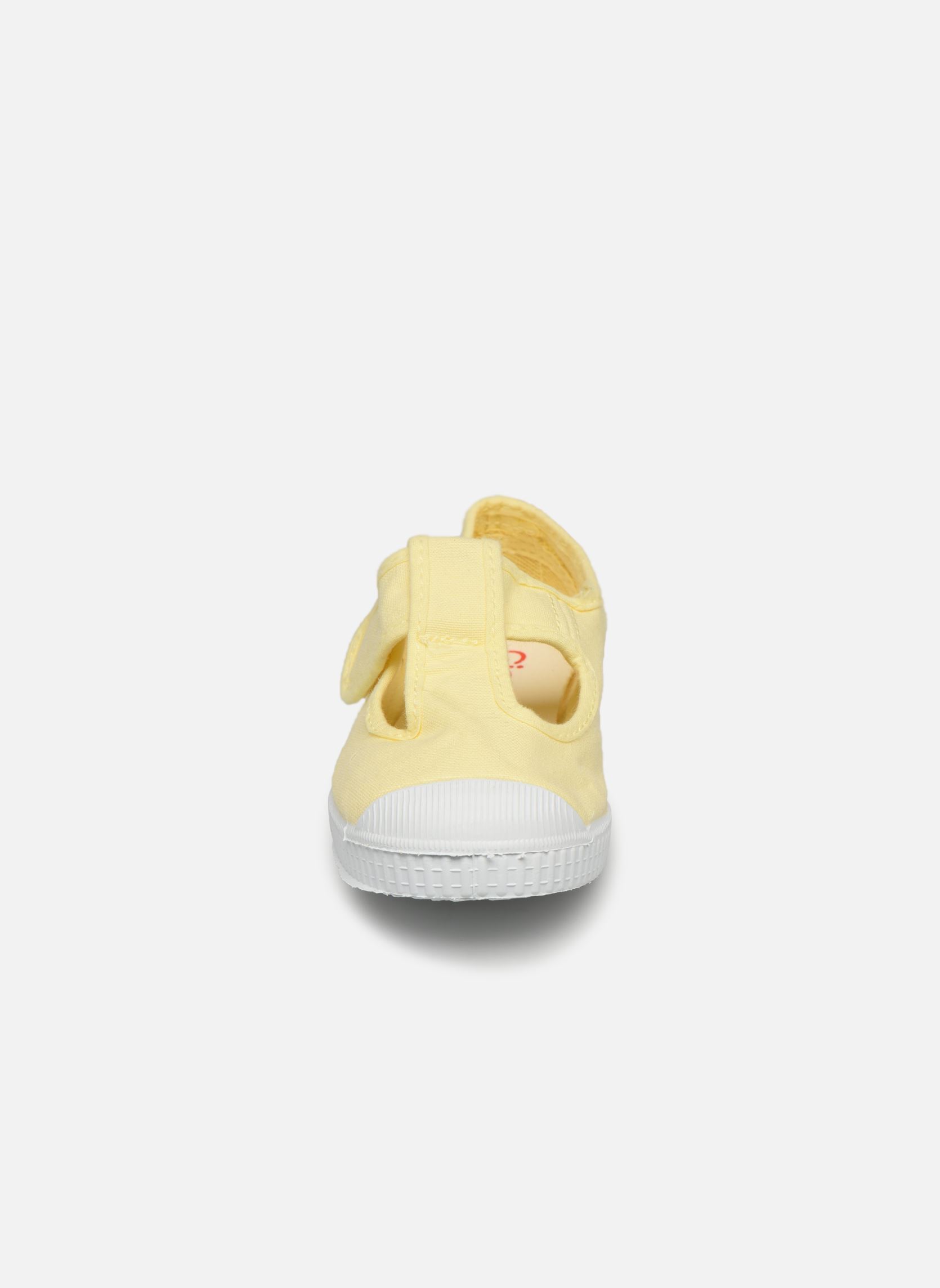 Baskets basses Pilou jaune Cienta Baskets basses Pilou jaune LIMA