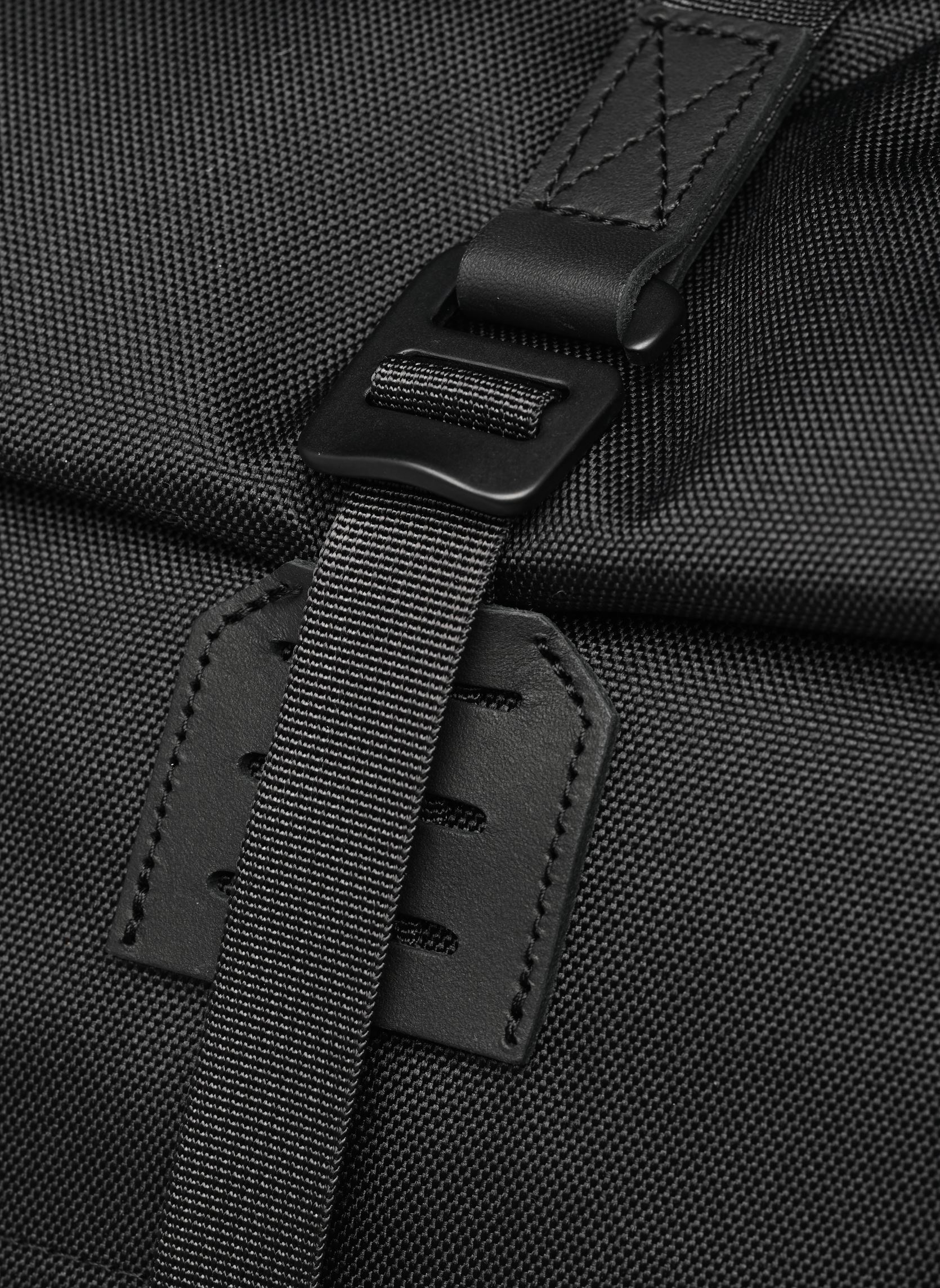 Sacs à dos Icon Rolltop Backpack M noir SANDQVIST Sacs à dos Icon Rolltop Backpack M noir Black/ black with black leathe