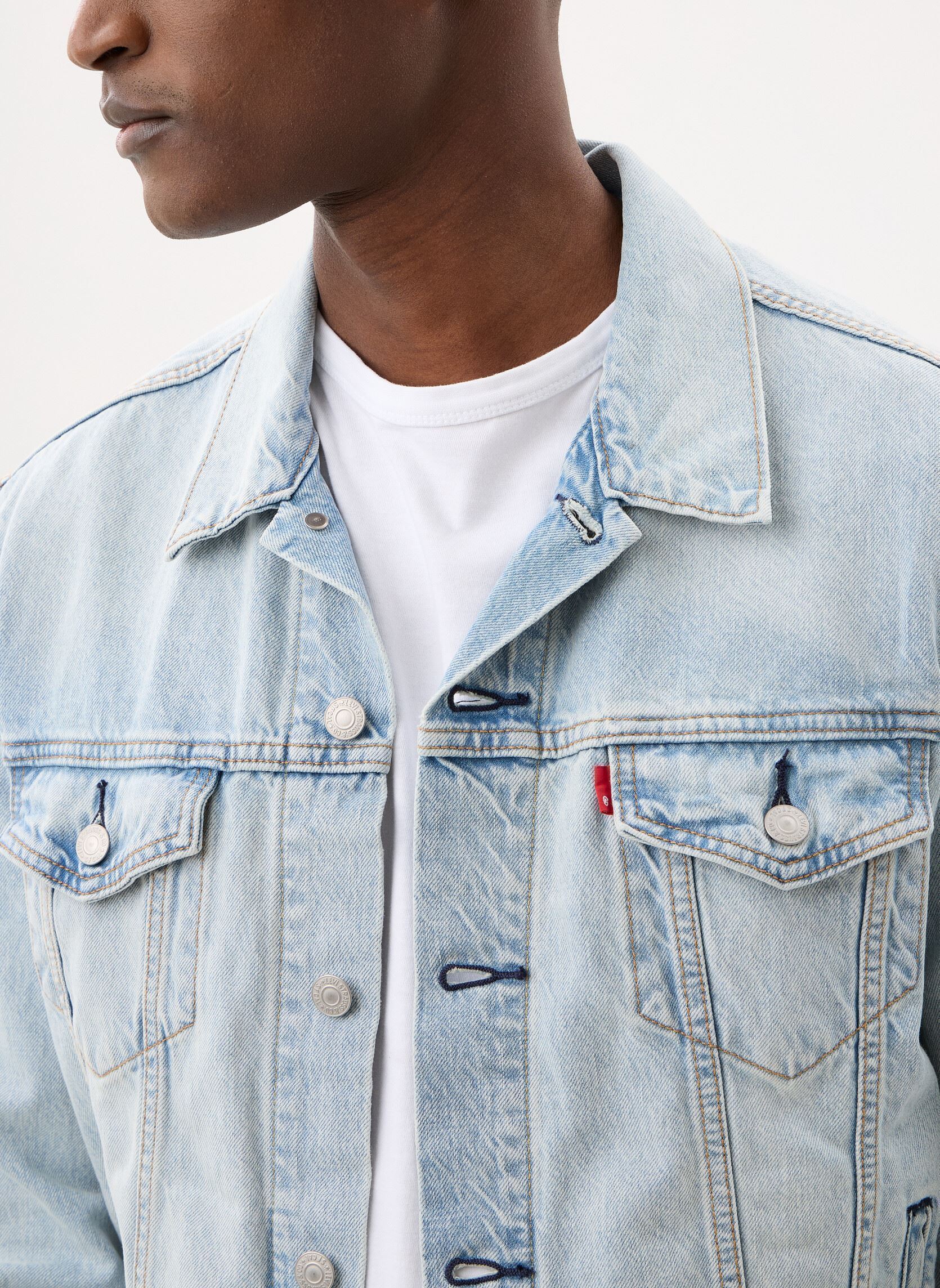 Vestes en jean THE TRUCKER JACKET homme bleu Levi's Vestes en jean THE TRUCKER JACKET homme bleu INTO THE LIGHT T
