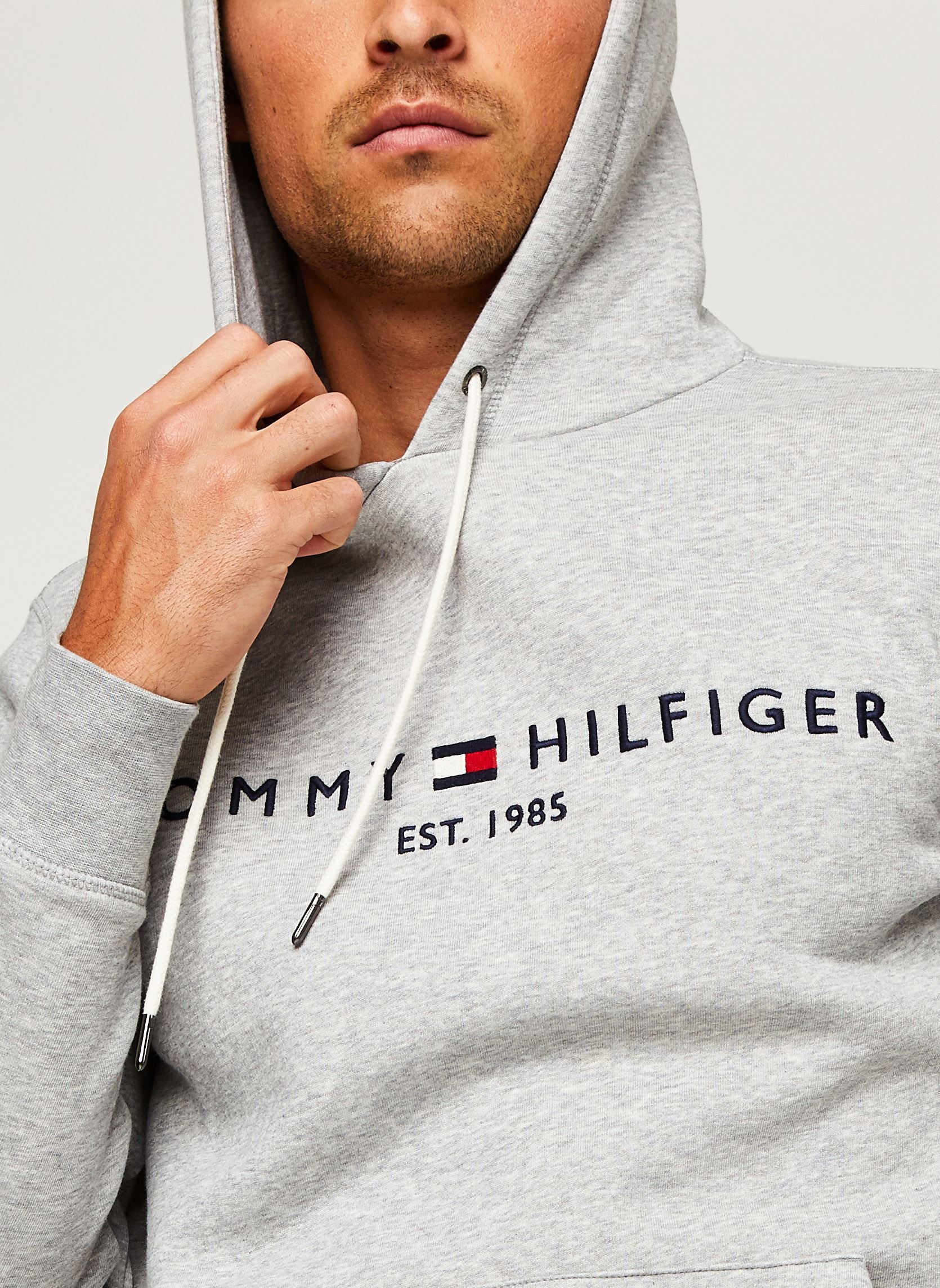 Sweats à capuche Core Tommy Logo Hoodie homme gris Tommy Hilfiger Sweats à capuche Core Tommy Logo Hoodie homme gris CLOUD HTR