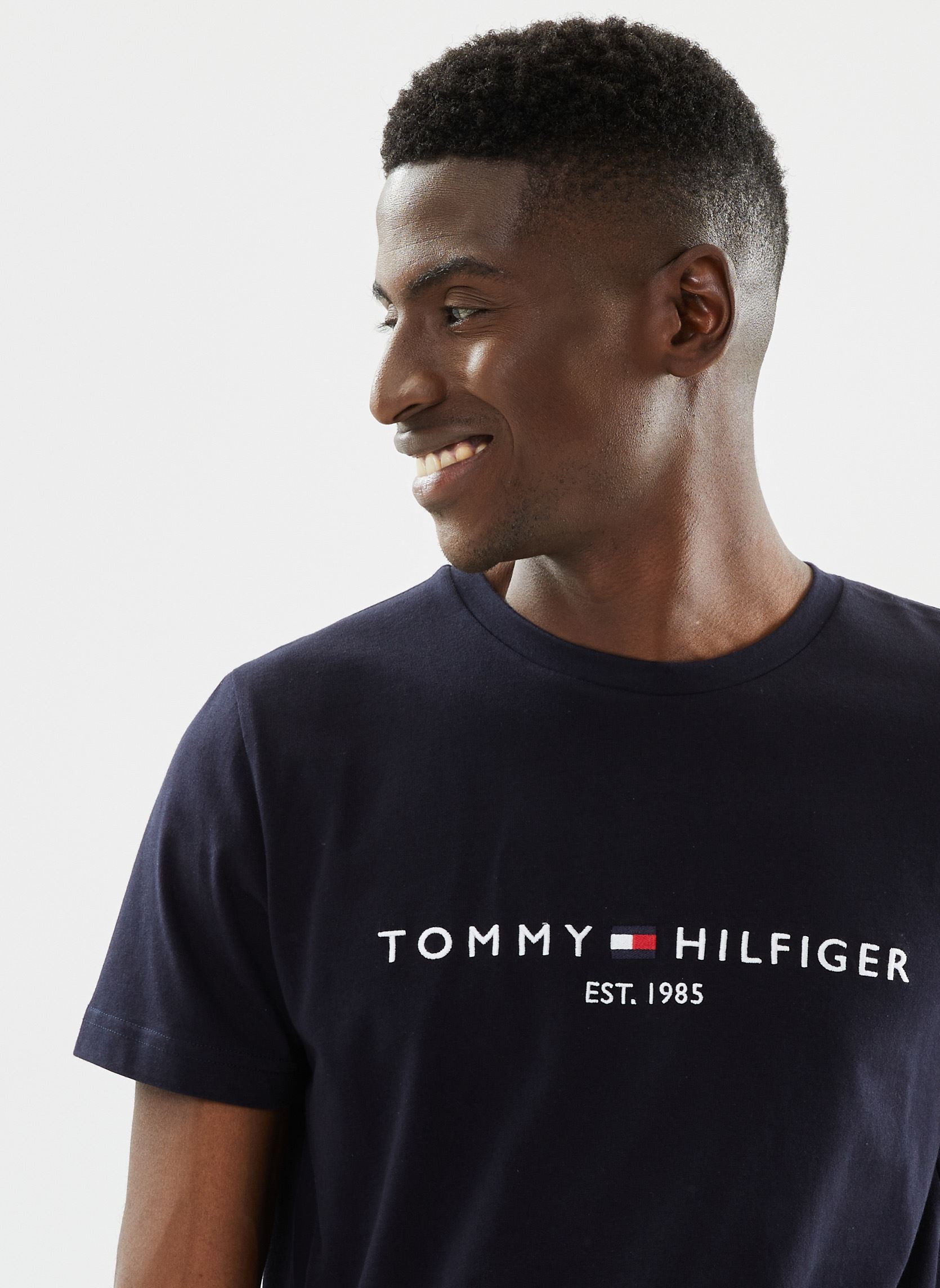 Tee-shirts Core Tommy Logo Tee homme bleu Tommy Hilfiger Tee-shirts Core Tommy Logo Tee homme bleu SKY CAPTAIN