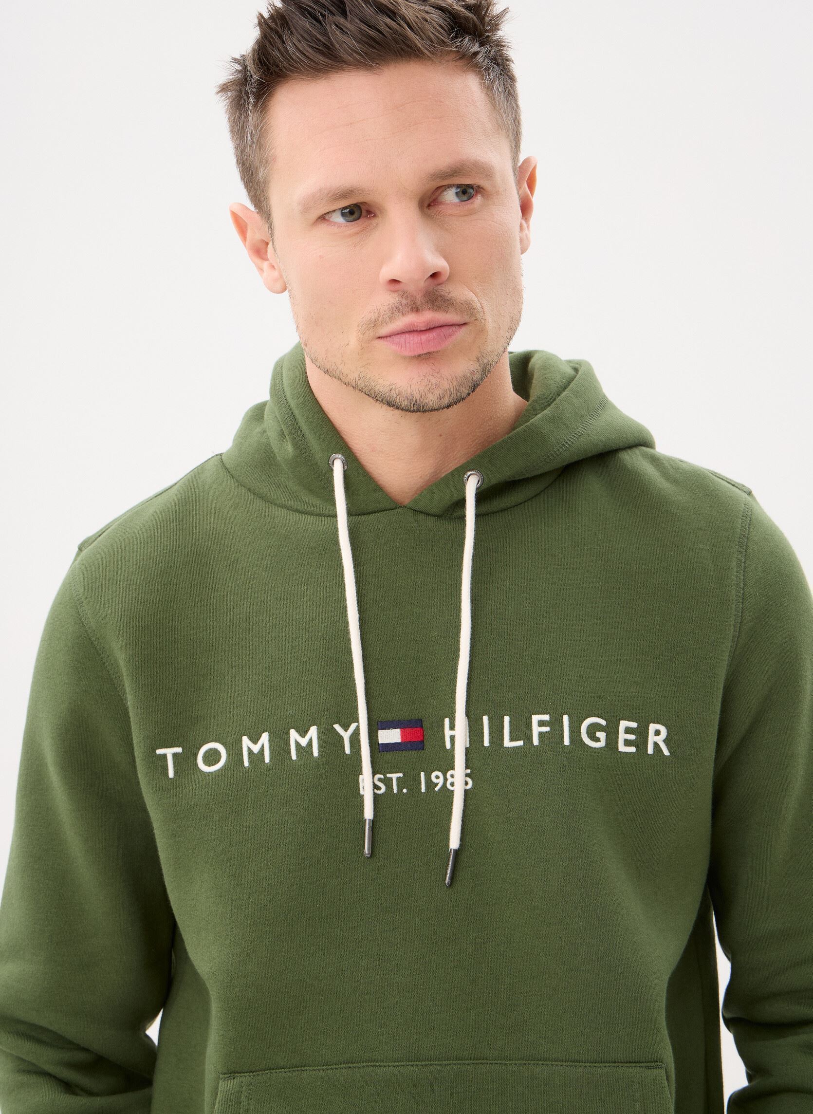 Sweats à capuche Tommy Logo Hoody homme vert Tommy Hilfiger Sweats à capuche Tommy Logo Hoody homme vert MOUNTAIN PINE