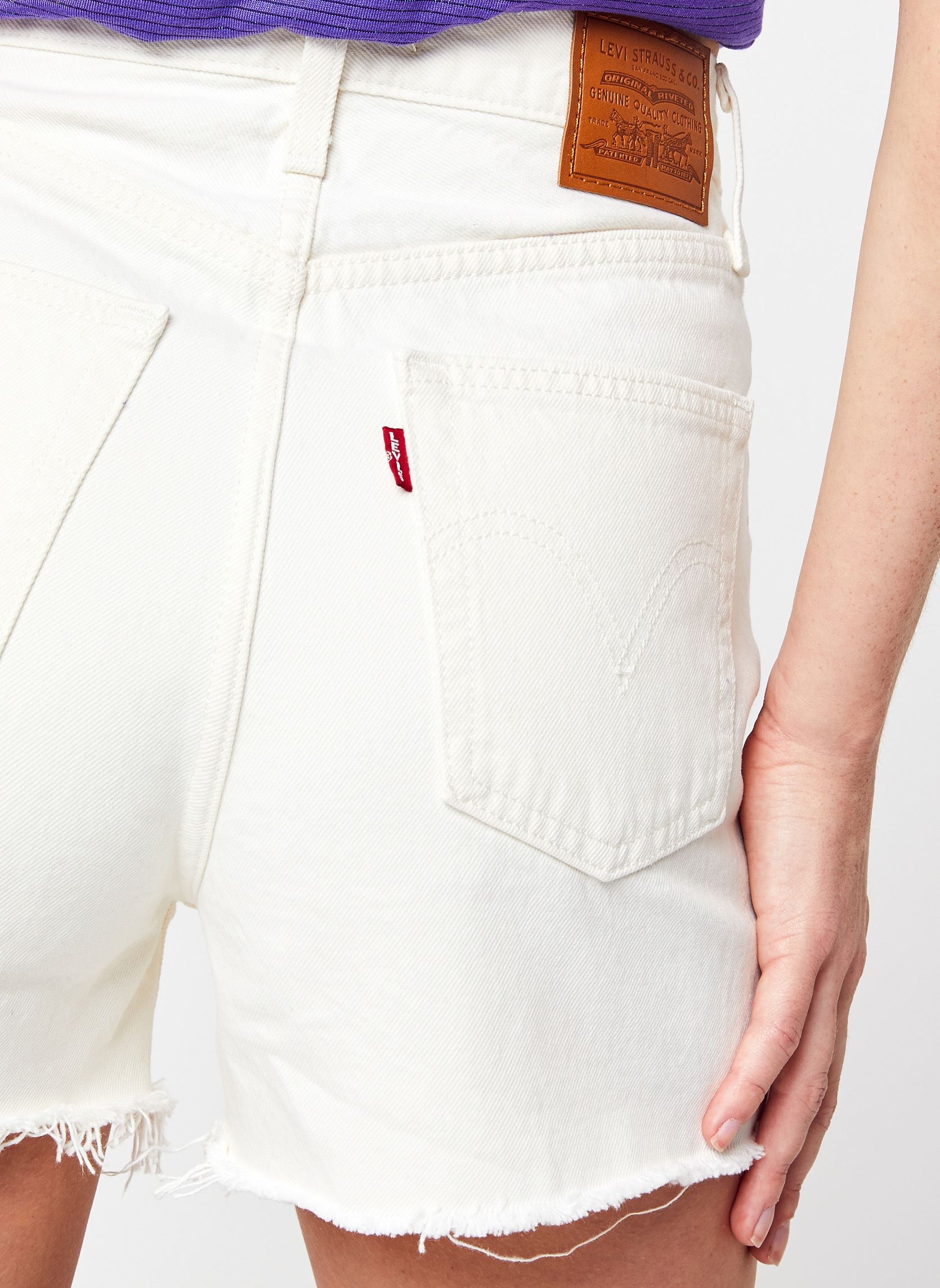 Levi's RIBCAGE BERMUDA SHORT Blauw - Gratis levering | ! - Textiel Korte broeken / Bermuda's Dames € 55,29