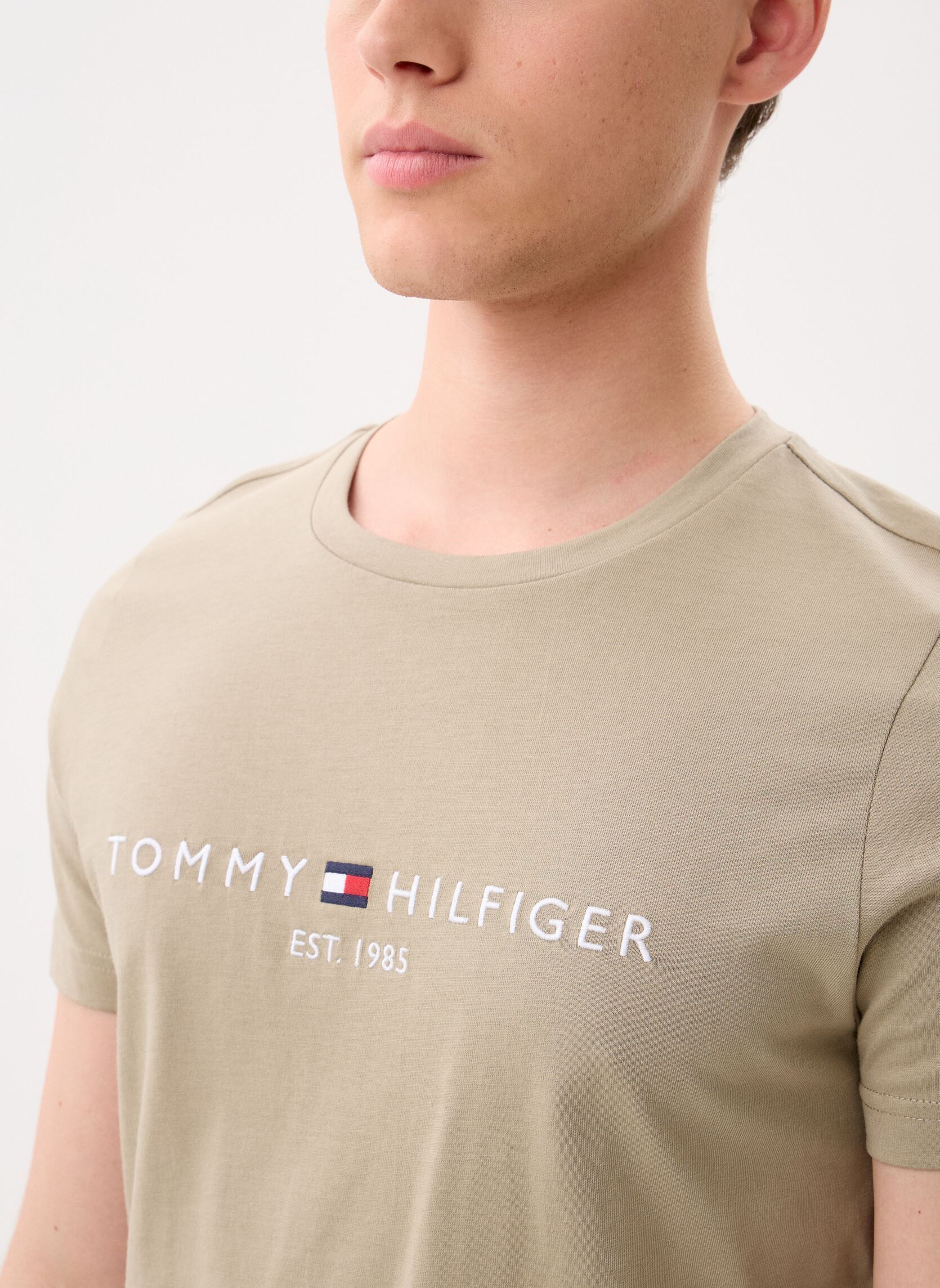Tee-shirts Tommy Logo Tee homme beige Tommy Hilfiger Tee-shirts Tommy Logo Tee homme beige KEYSTONE