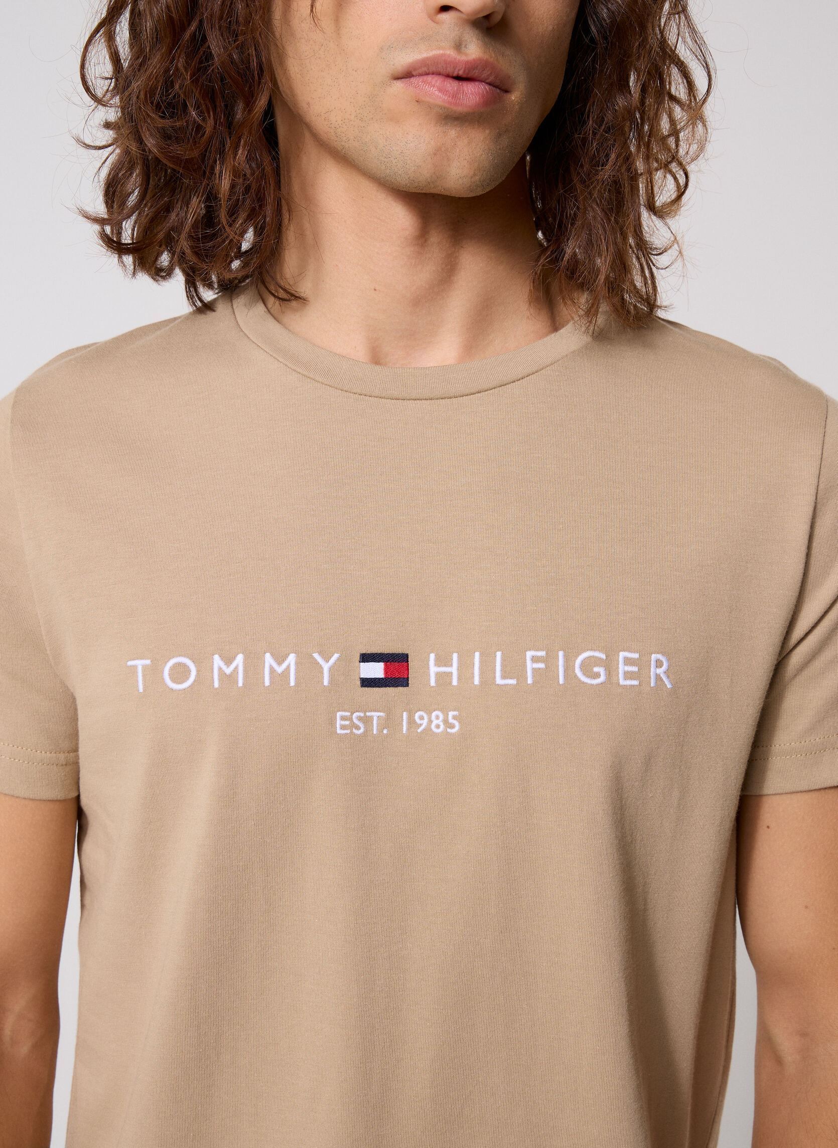 T-Shirts Tommy Logo Tee herren beige Tommy Hilfiger T-Shirts Tommy Logo Tee herren beige BATIQUE KHAKI
