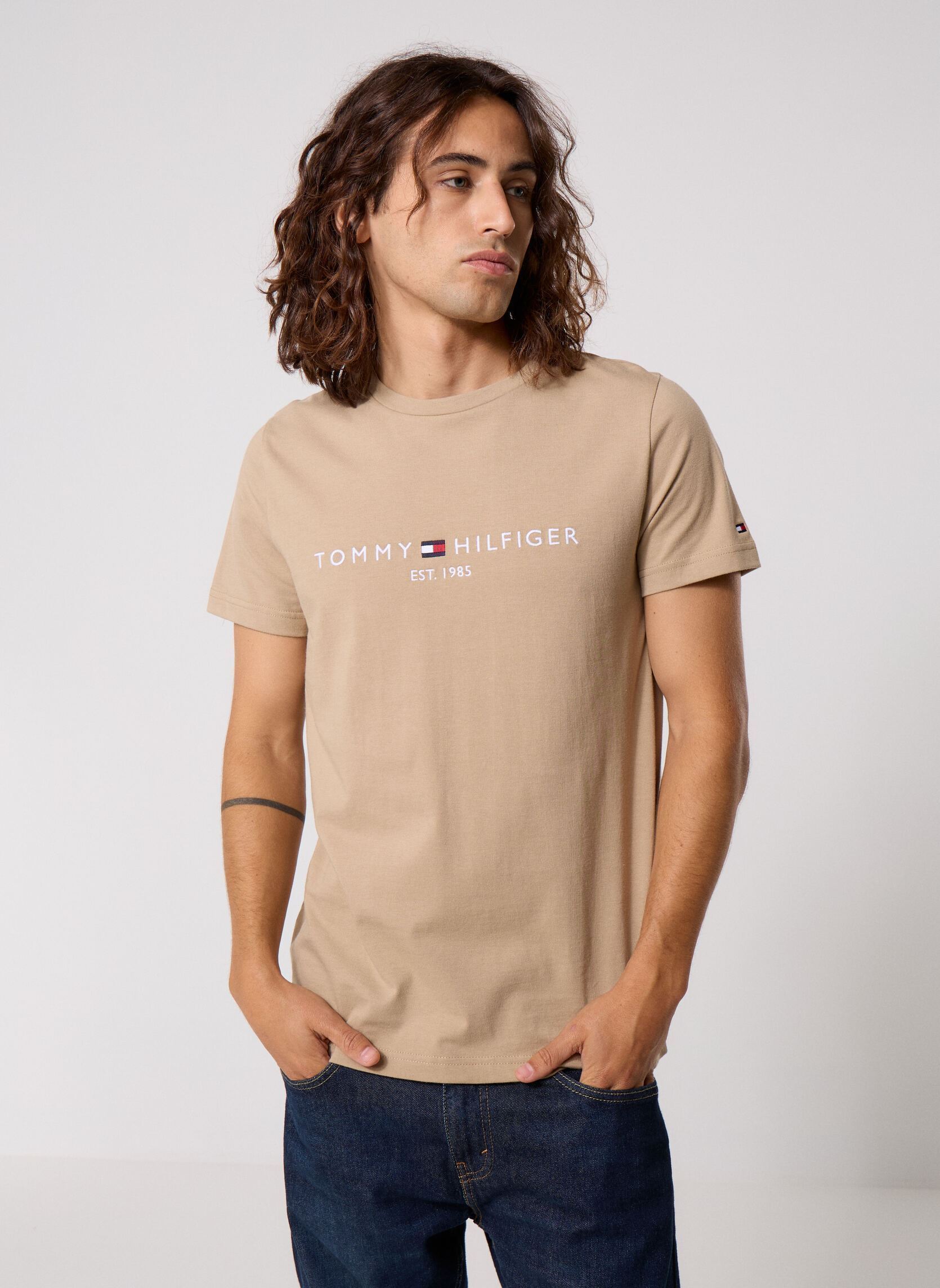 T-Shirts Tommy Logo Tee herren beige Tommy Hilfiger T-Shirts Tommy Logo Tee herren beige BATIQUE KHAKI