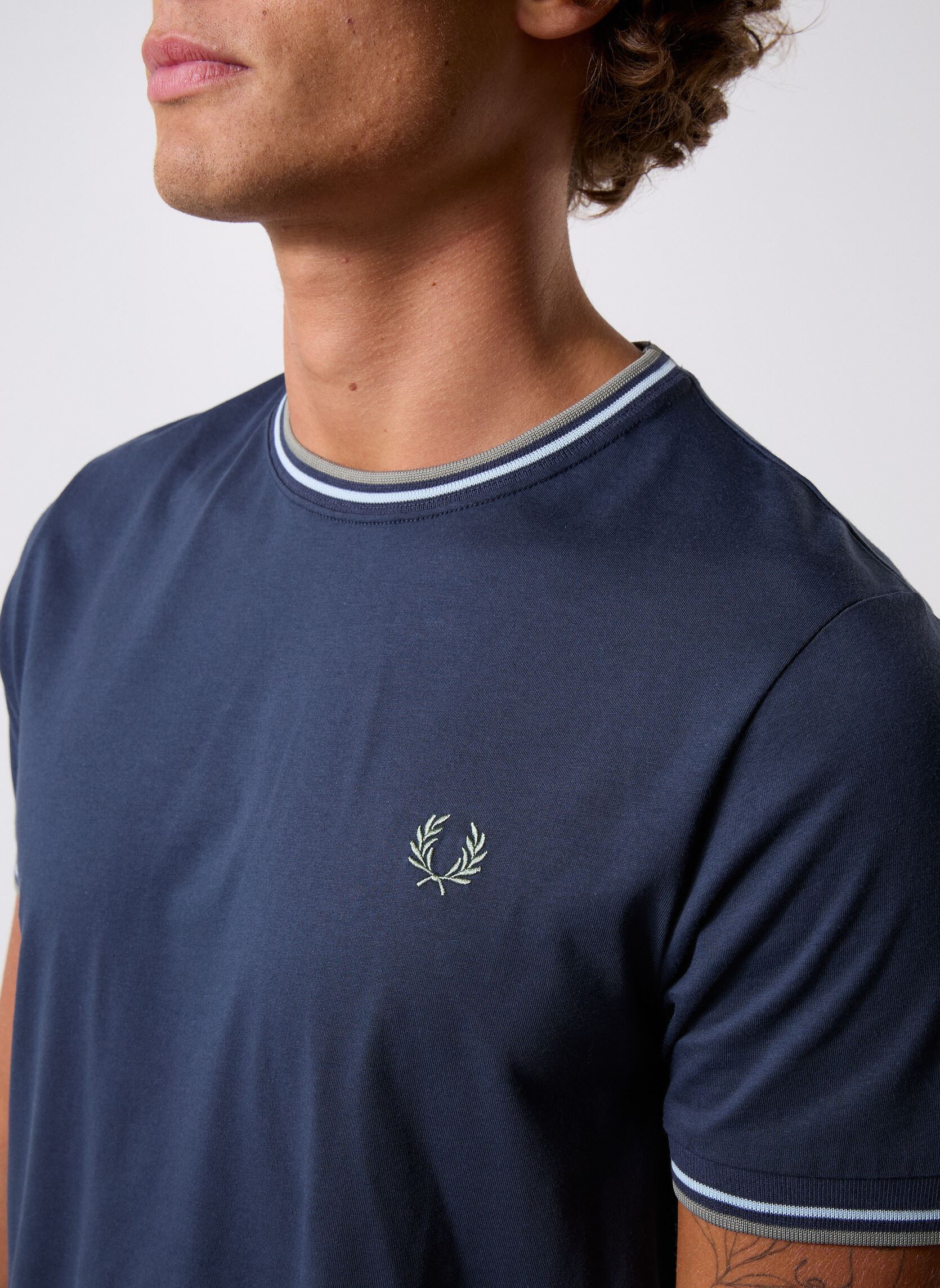Tee-shirts Twin Tipped T-Shirt homme bleu Fred Perry Tee-shirts Twin Tipped T-Shirt homme bleu DRKAIRF/LIC/BAYL