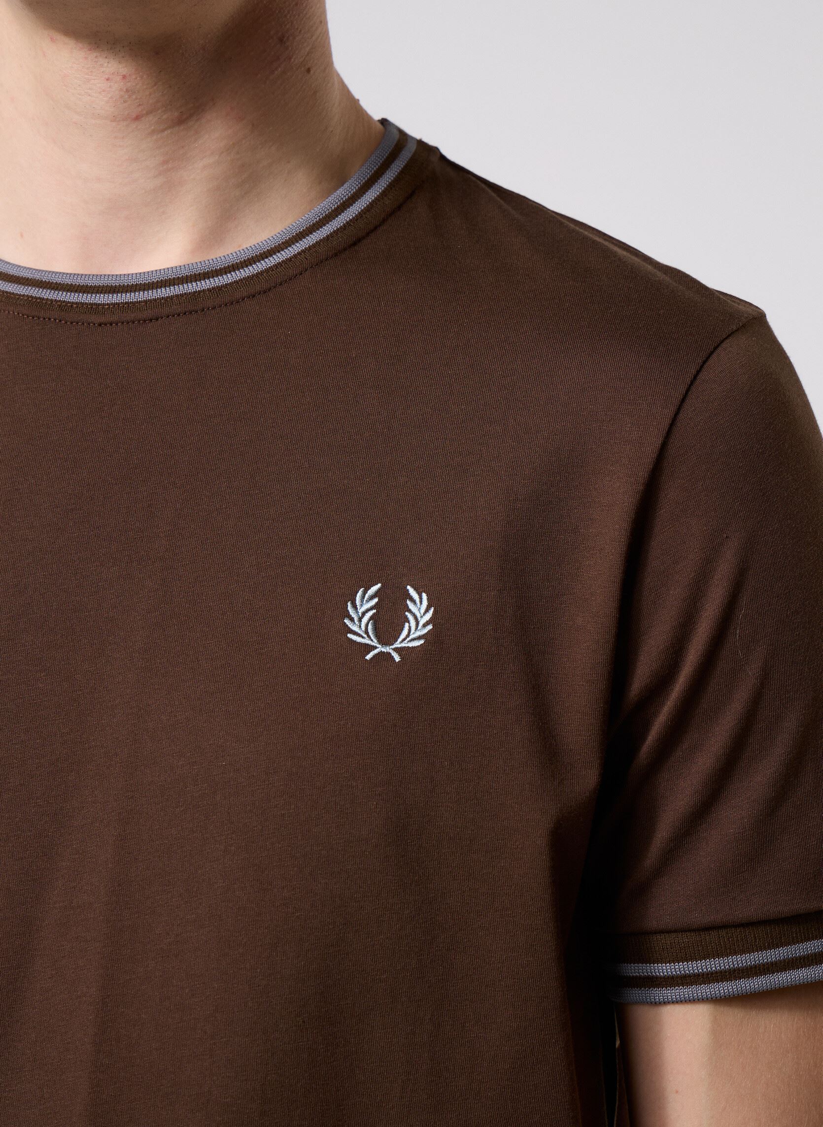 Tee-shirts Twin Tipped T-Shirt homme marron Fred Perry Tee-shirts Twin Tipped T-Shirt homme marron BRNTTBCC/STKPRTB
