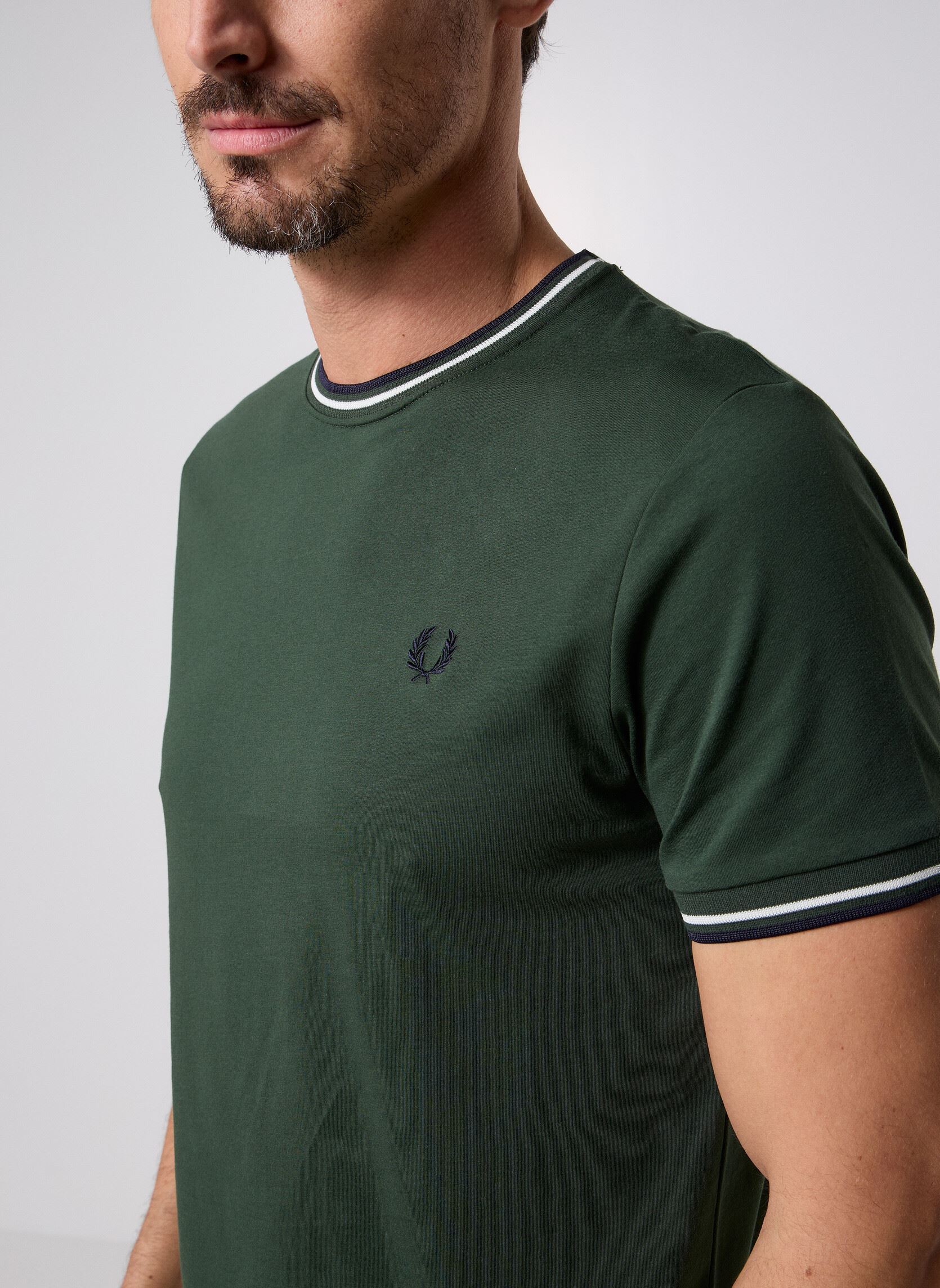 Tee-shirts Twin Tipped T-Shirt homme vert Fred Perry Tee-shirts Twin Tipped T-Shirt homme vert CRTGRN/SNWT/NVY