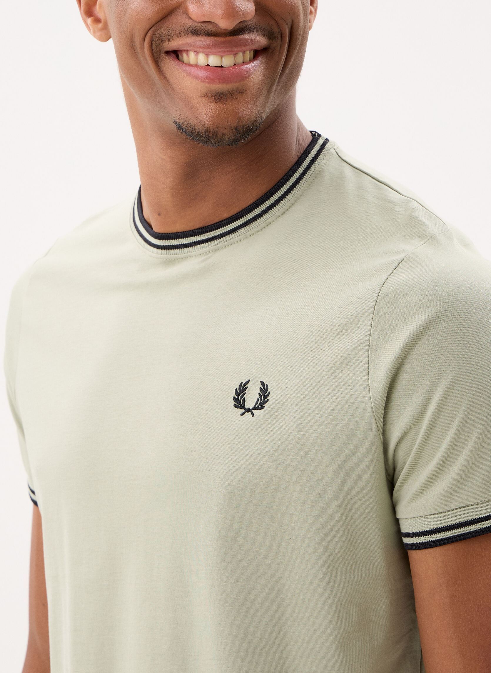 Magliette Twin Tipped T-Shirt uomo beige Fred Perry Magliette Twin Tipped T-Shirt uomo beige SEAGRASS/BLACK