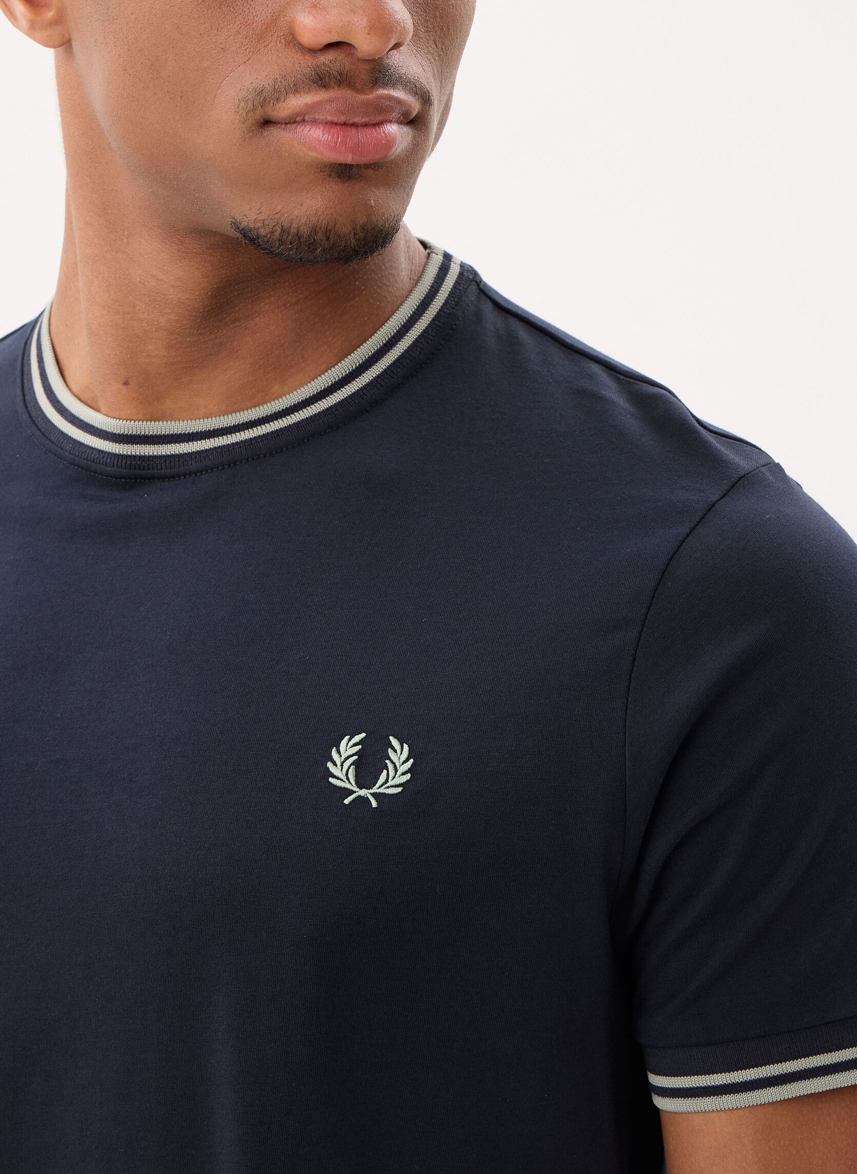Tee-shirts Twin Tipped T-Shirt homme bleu Fred Perry Tee-shirts Twin Tipped T-Shirt homme bleu NAVY/SEAGRASS