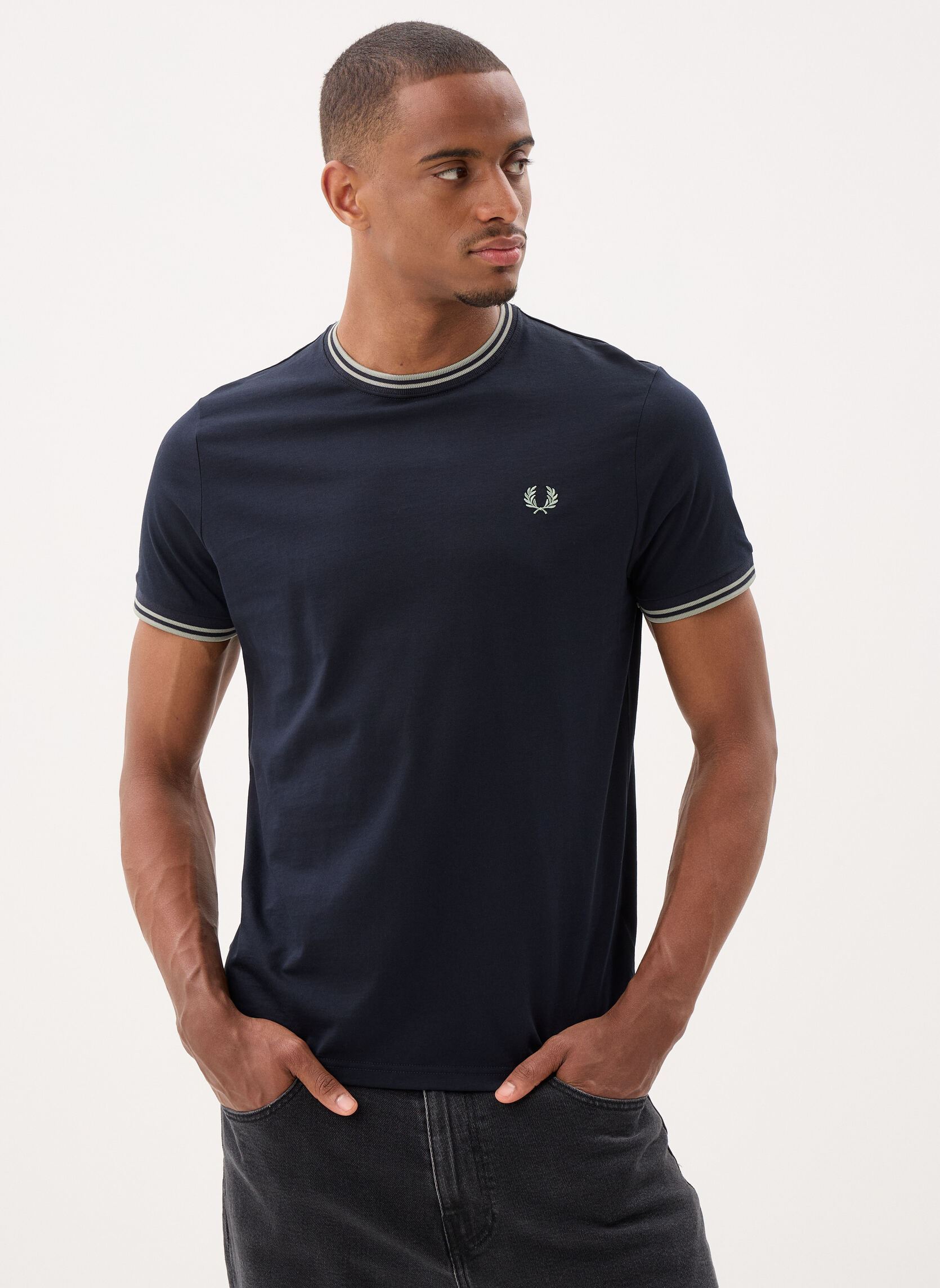 Tee-shirts Twin Tipped T-Shirt homme bleu Fred Perry Tee-shirts Twin Tipped T-Shirt homme bleu NAVY/SEAGRASS