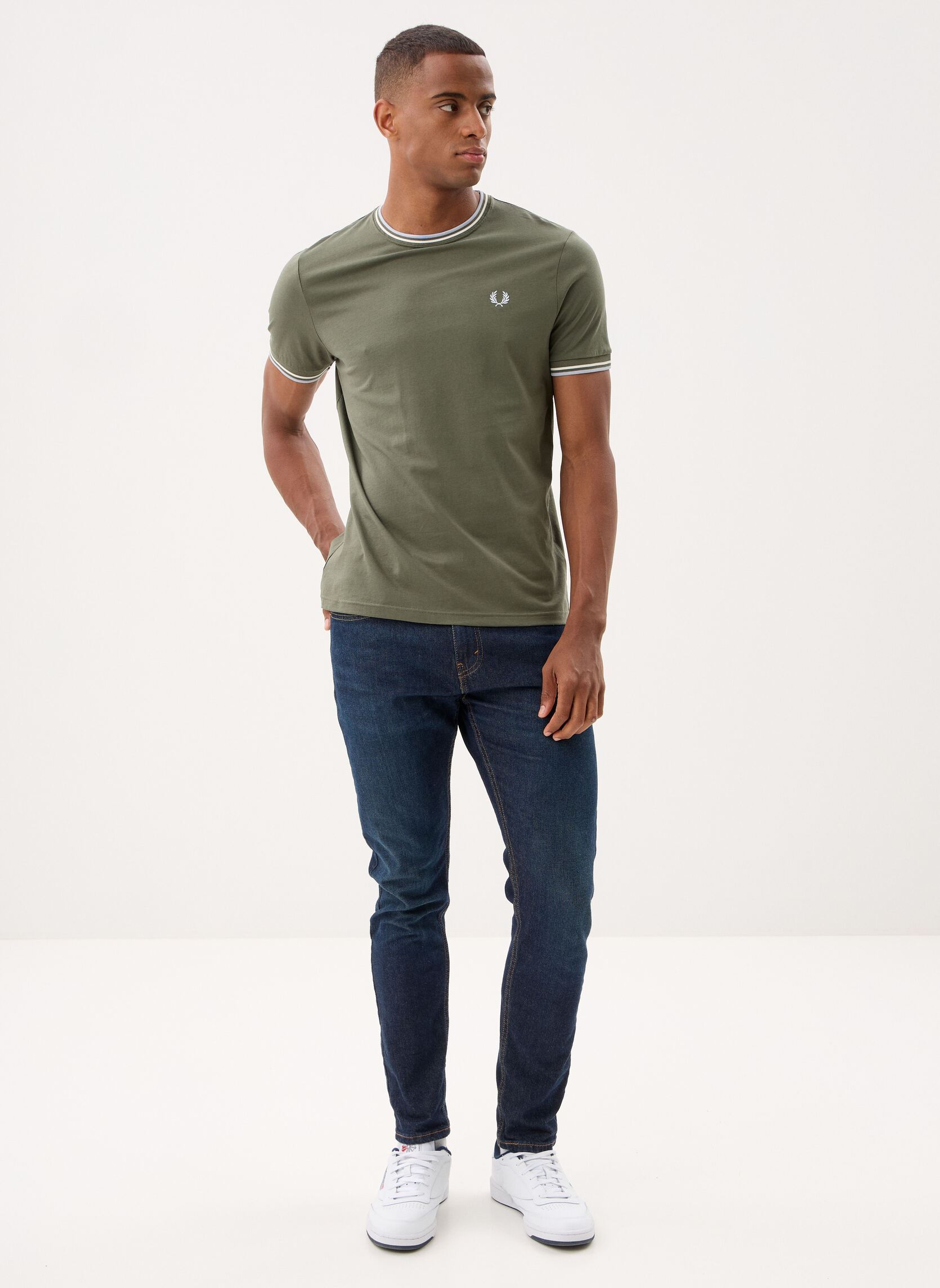 T-Shirts Twin Tipped T-Shirt herren grün Fred Perry T-Shirts Twin Tipped T-Shirt herren grün LAUREL WREATH GREEN/ECRU