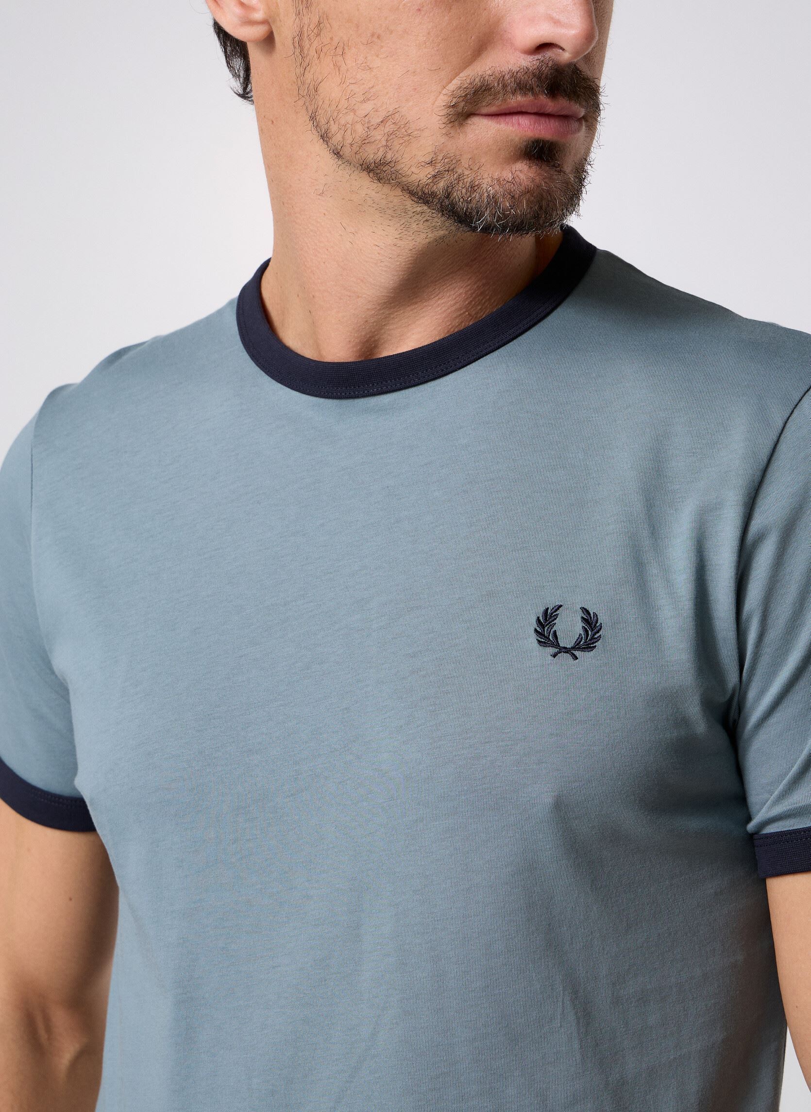 Tee-shirts Ringer T-Shirt homme gris Fred Perry Tee-shirts Ringer T-Shirt homme gris STOCKPORTBLU/NVY