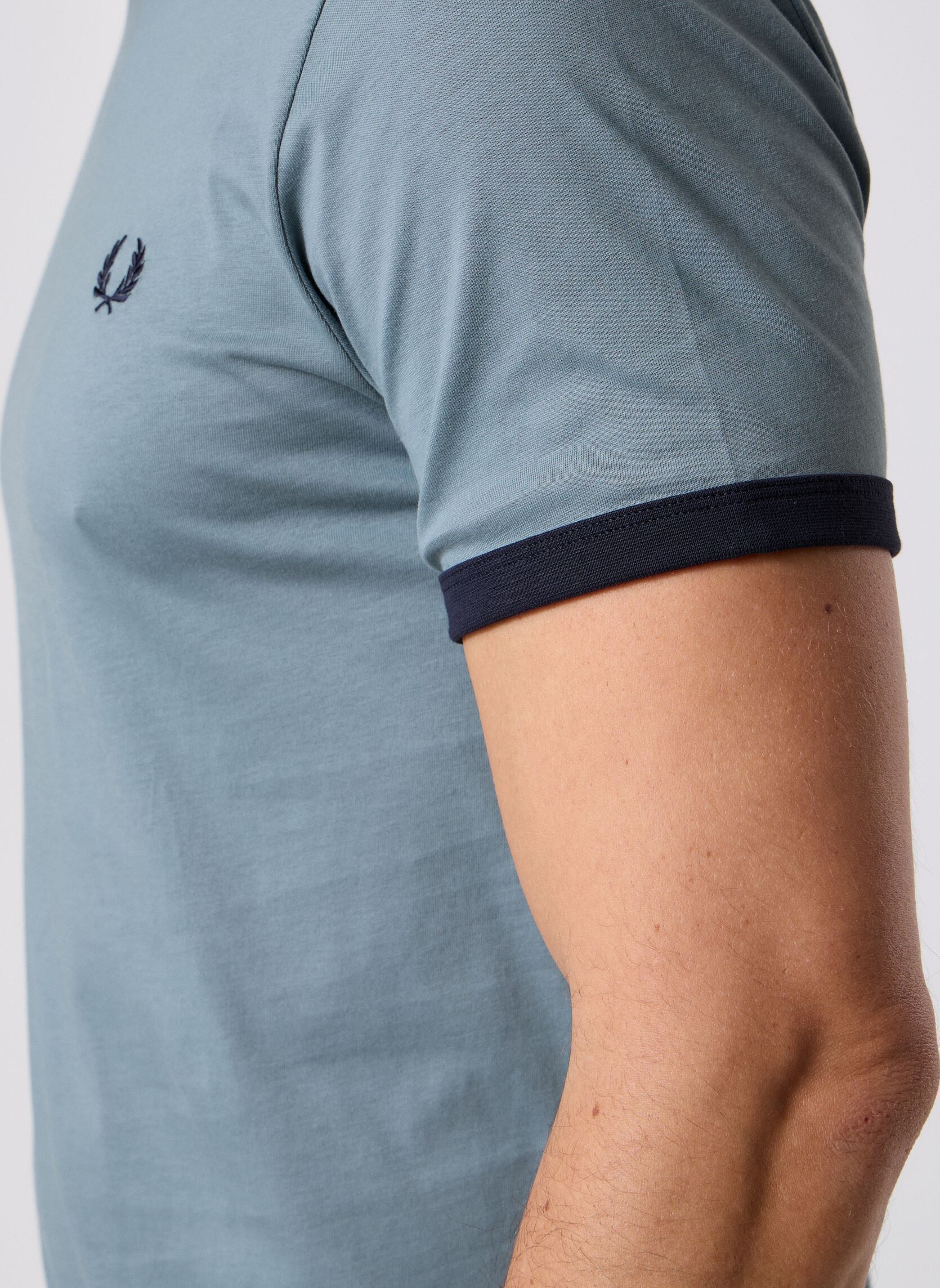 Tee-shirts Ringer T-Shirt homme gris Fred Perry Tee-shirts Ringer T-Shirt homme gris STOCKPORTBLU/NVY