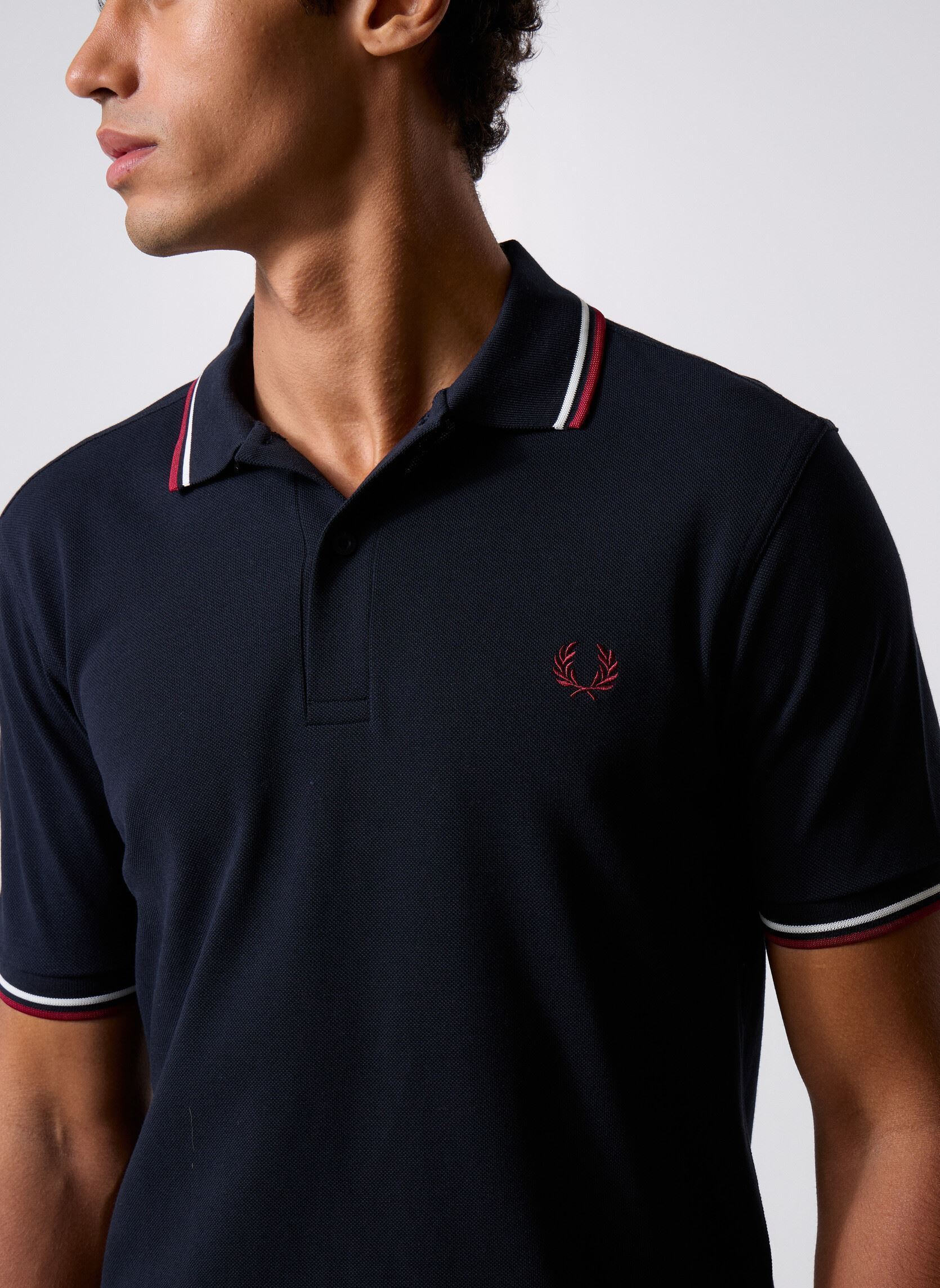 Polos Twin Tipped Fred Perry Shirt homme bleu Fred Perry Polos Twin Tipped Fred Perry Shirt homme bleu NVY/SWHT/BNTRED