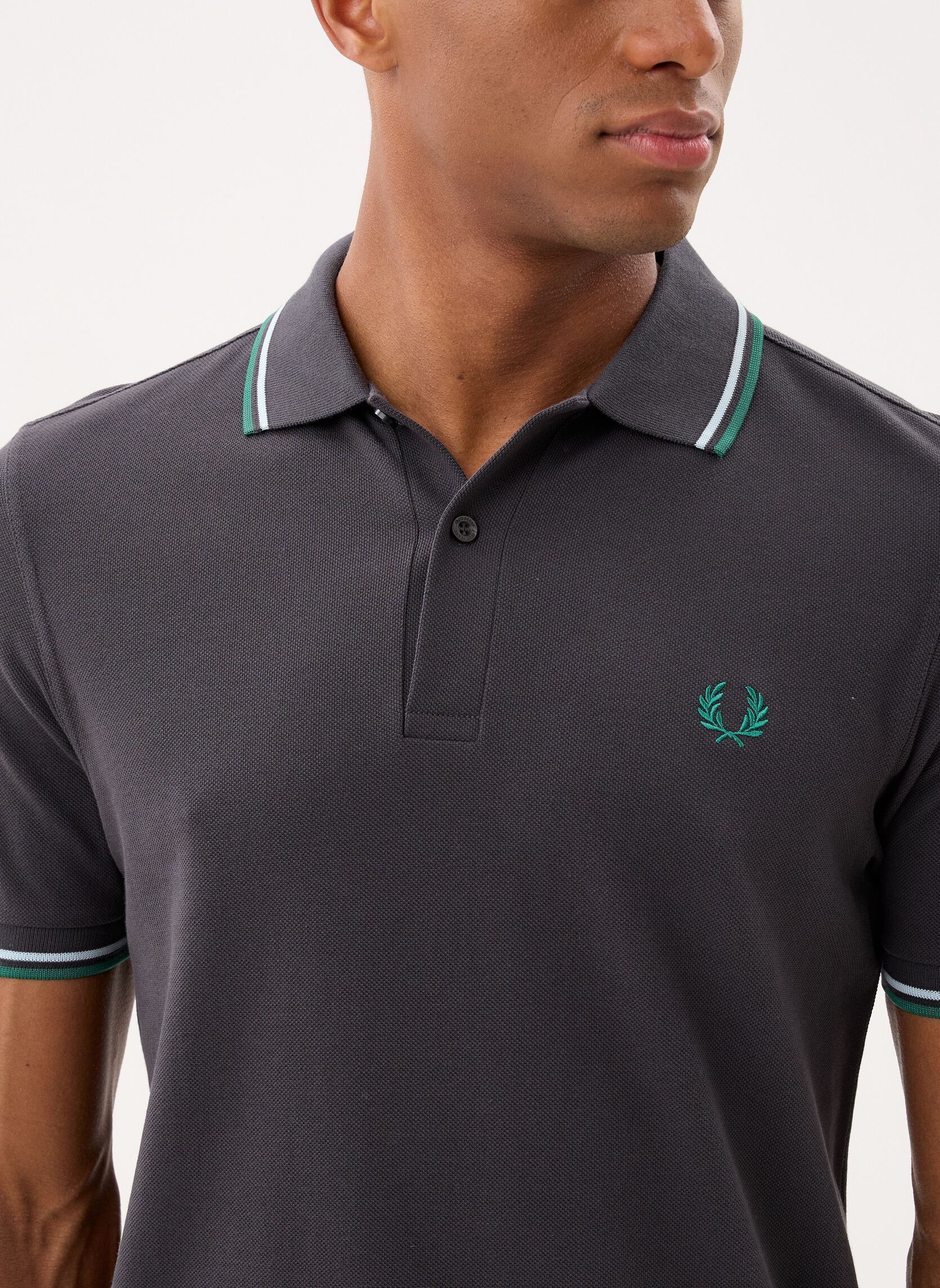 Polos Twin Tipped Fred Perry Shirt homme gris Fred Perry Polos Twin Tipped Fred Perry Shirt homme gris ANCHOR GREY/LIGHT ICE/SPO
