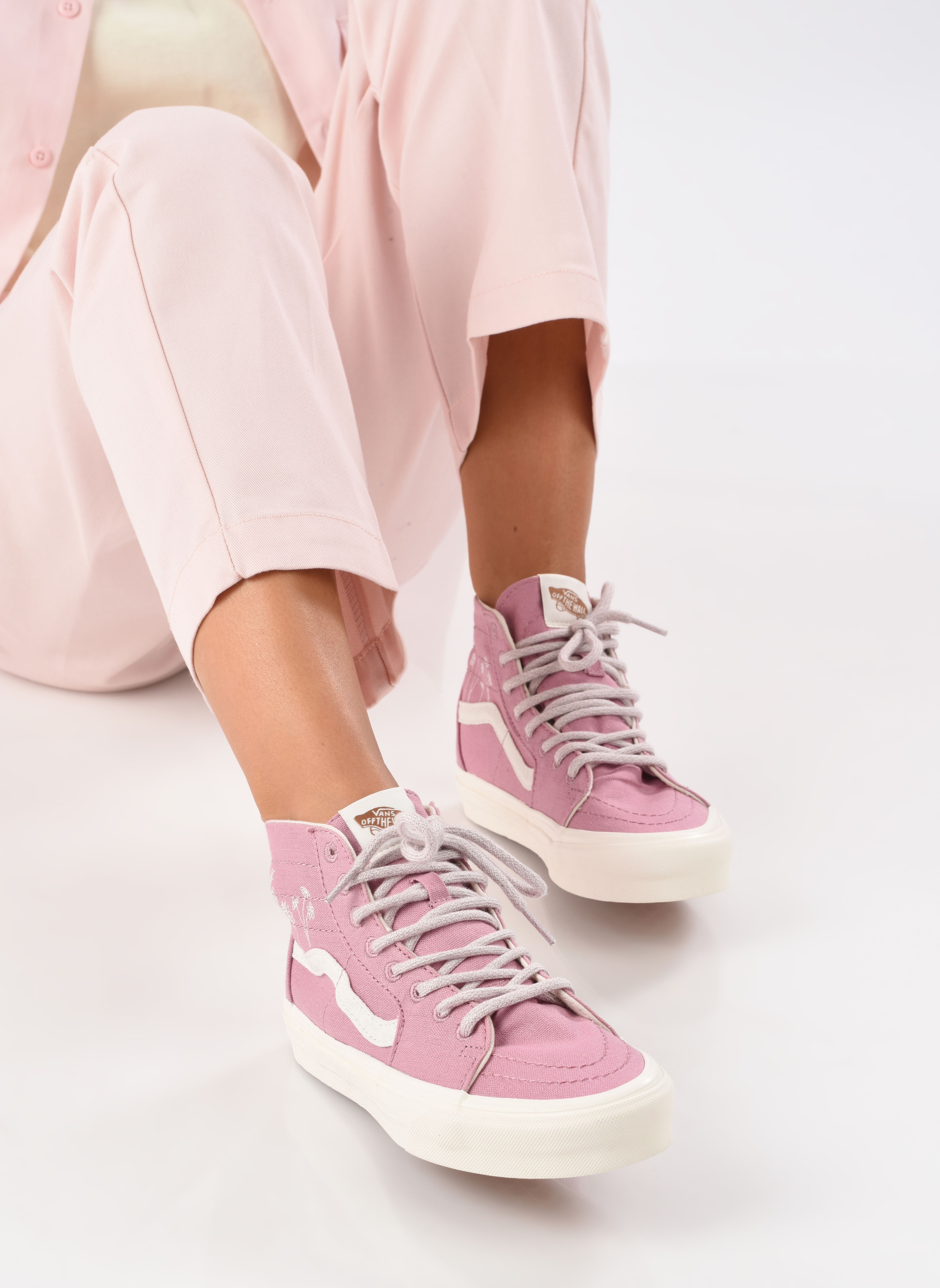 Baskets toile UA SK8-Hi Tapered W femme rose Vans Baskets toile UA SK8-Hi Tapered W femme rose ECO THEORY EMBROIDERED FLOWERS