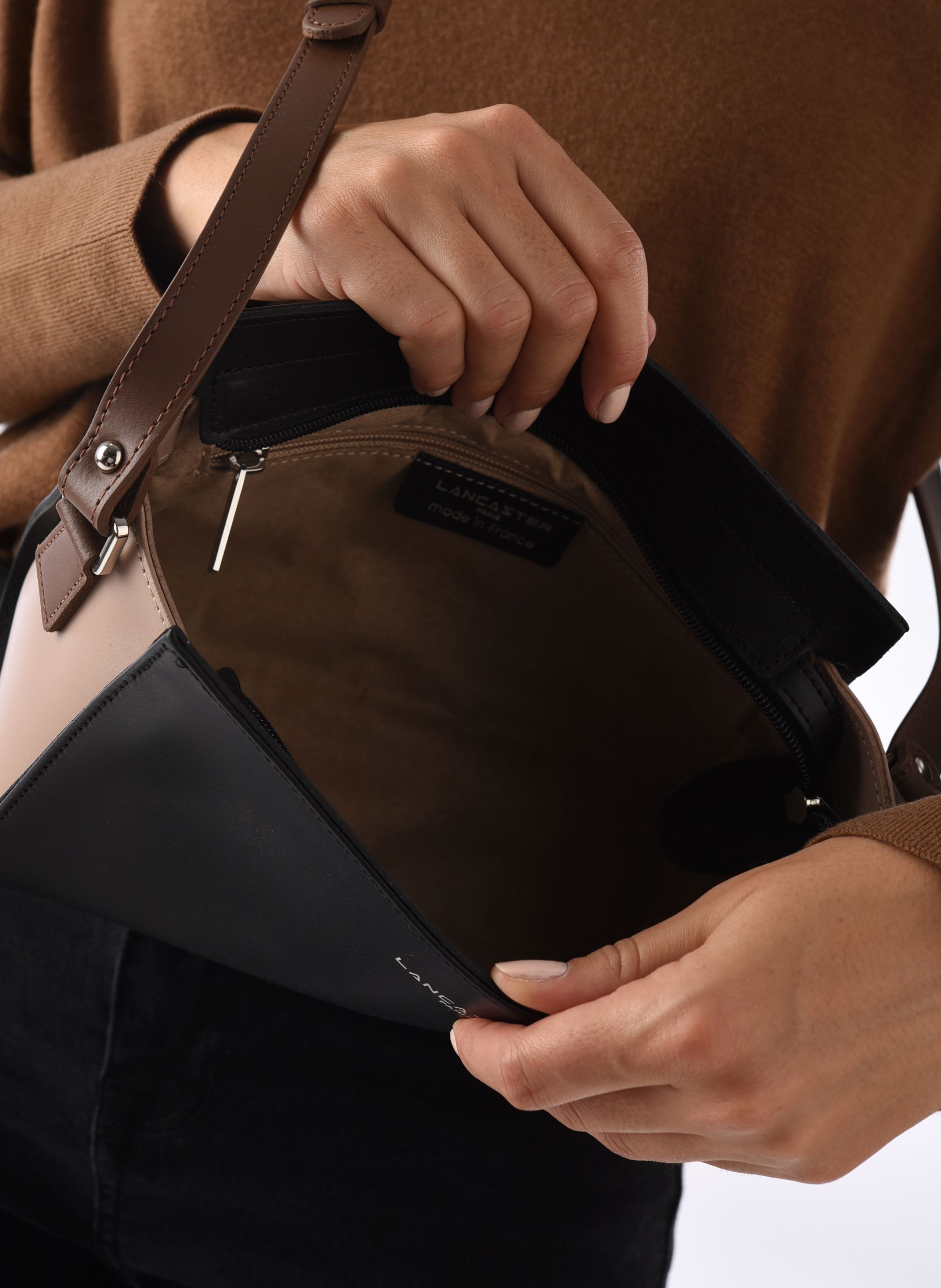 Sacs bandoulière Sac Trotteur Zippée Smooth femme noir Lancaster Sacs bandoulière Sac Trotteur Zippée Smooth femme noir NOIR_NUDE_VISON
