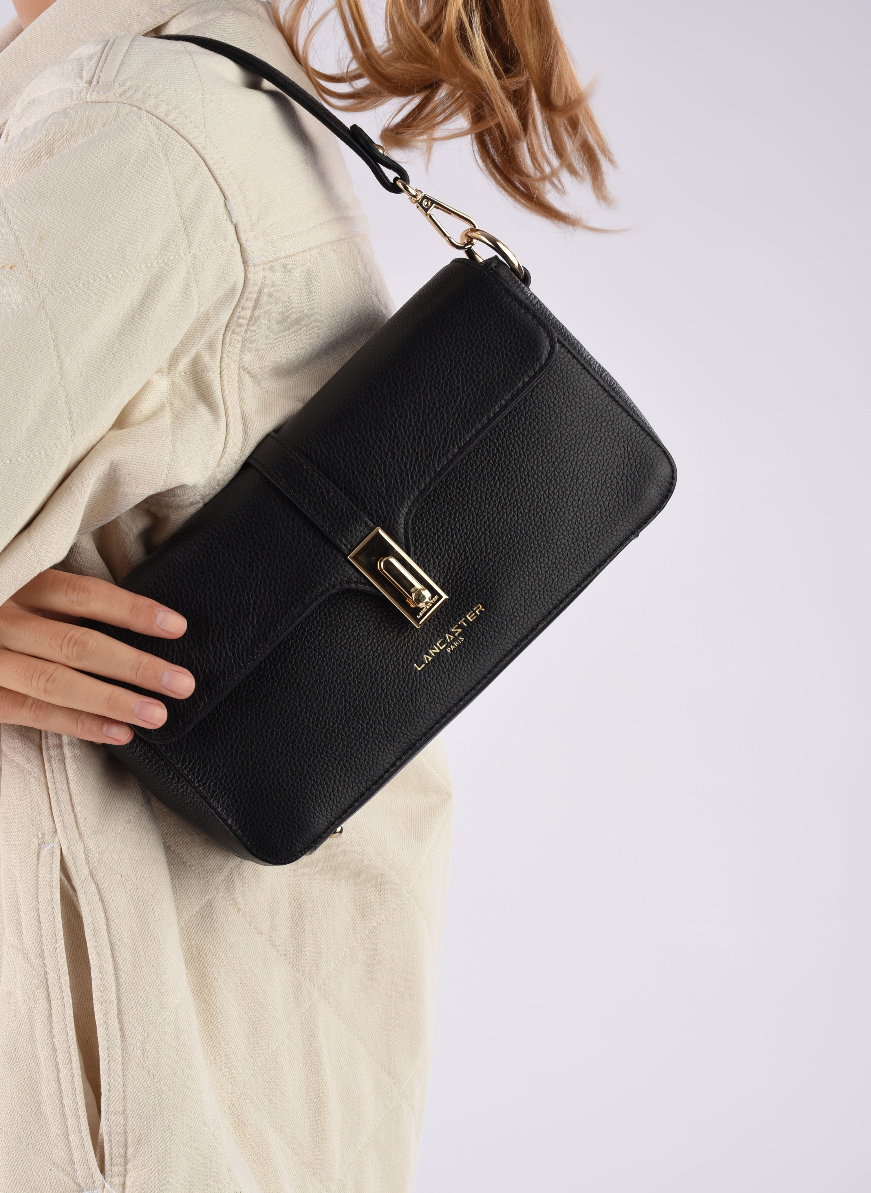 Sacs à main Sac Baguette A rabat avec fermoir Foulon femme noir Lancaster Sacs à main Sac Baguette A rabat avec fermoir Foulon femme noir NOIR