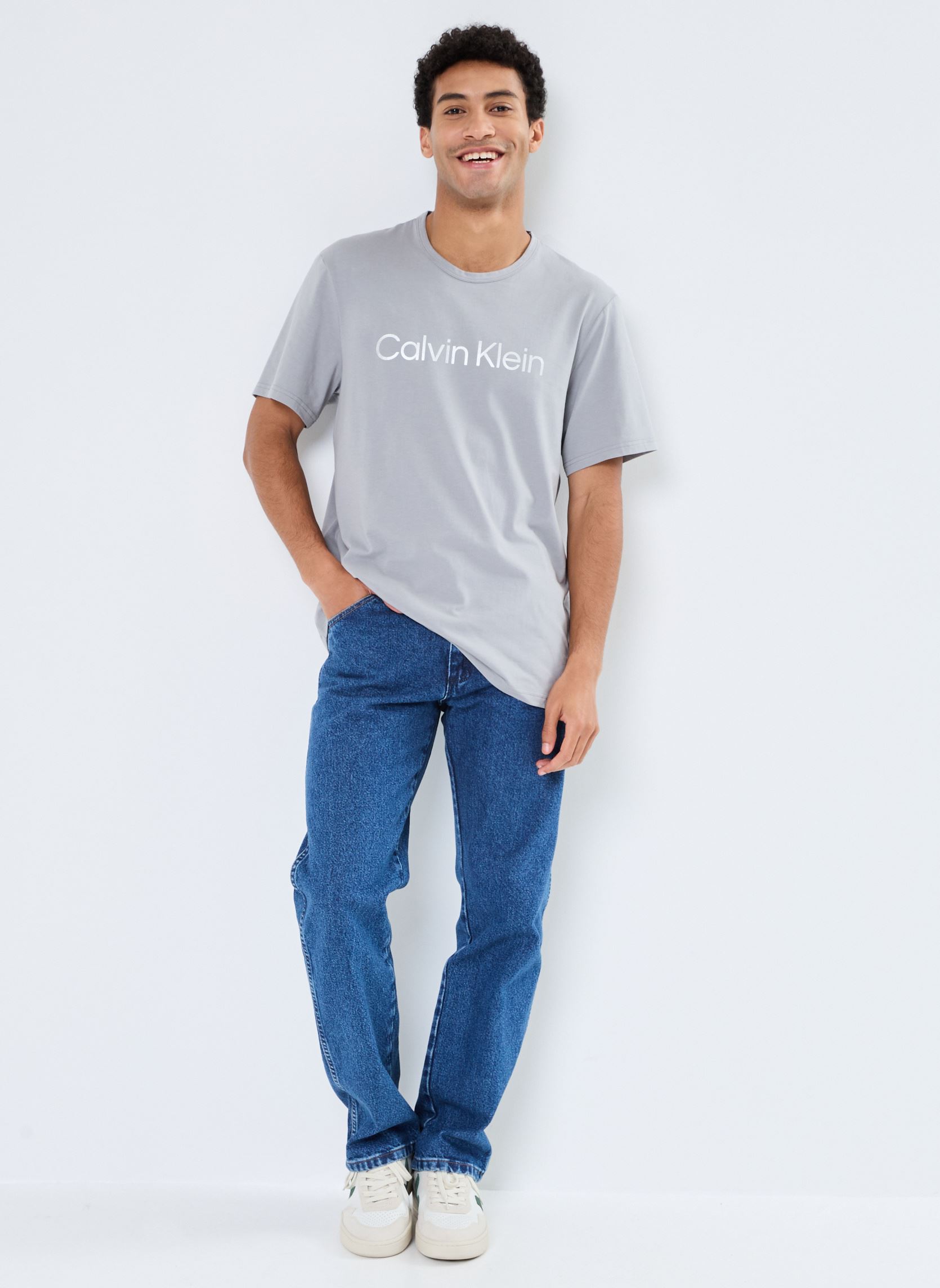 Tee-shirts S/S Crew Neck M homme gris Calvin Klein Tee-shirts S/S Crew Neck M homme gris GRIFFIN