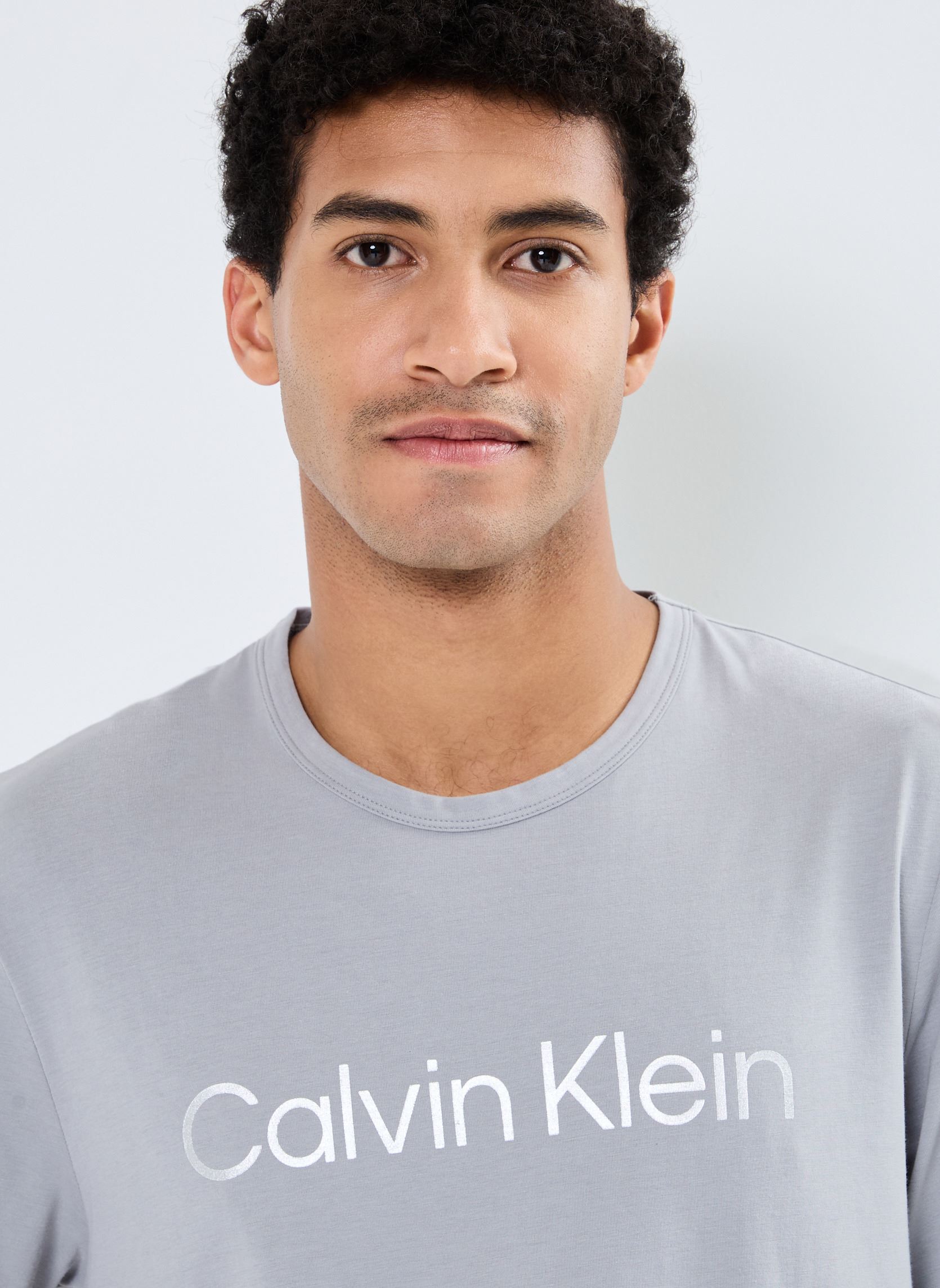 Tee-shirts S/S Crew Neck M homme gris Calvin Klein Tee-shirts S/S Crew Neck M homme gris GRIFFIN
