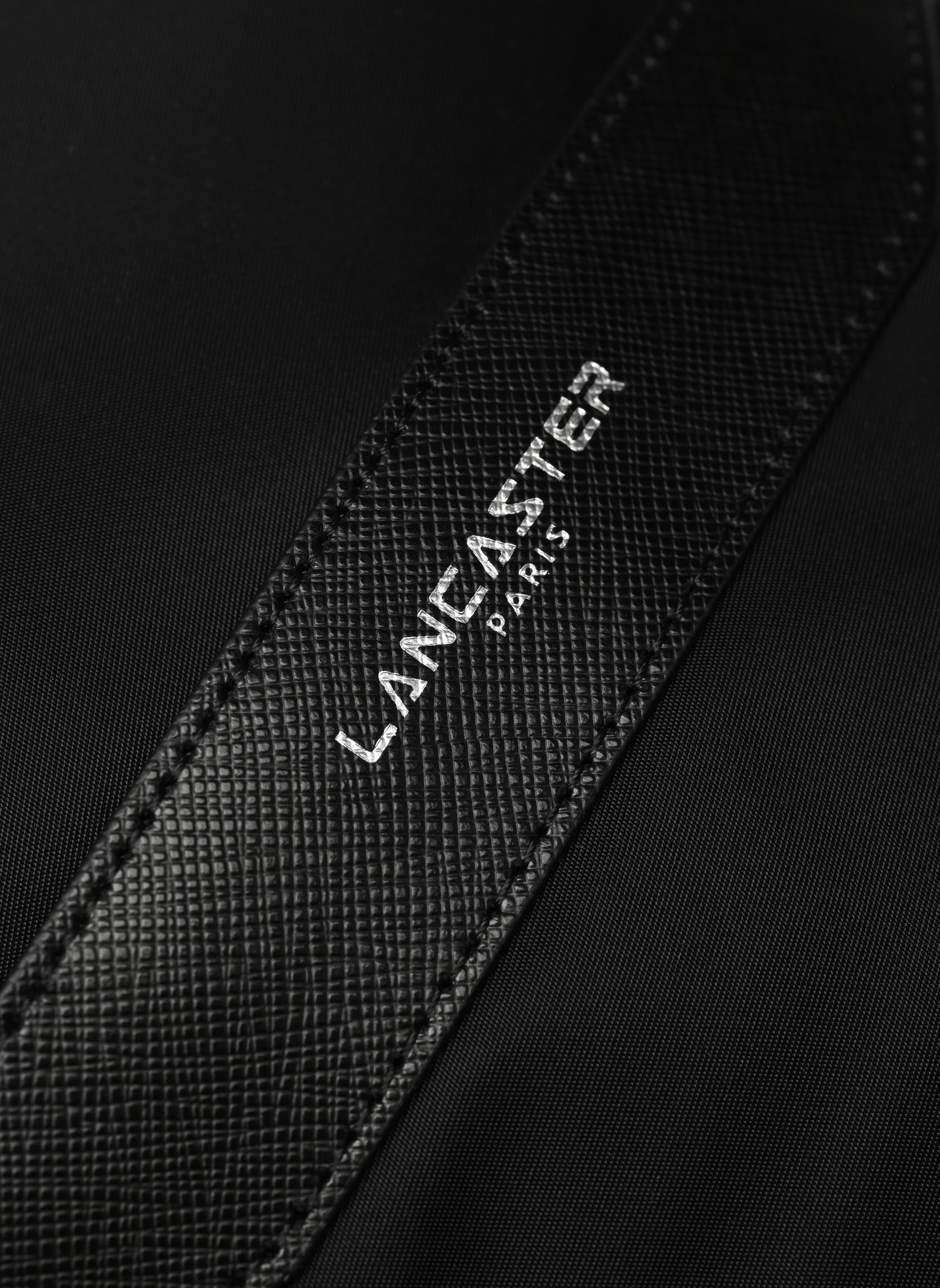 Sacs bandoulière Trotteur Zippée Basic Metropole homme noir Lancaster Sacs bandoulière Trotteur Zippée Basic Metropole homme noir 304-36-NOIR