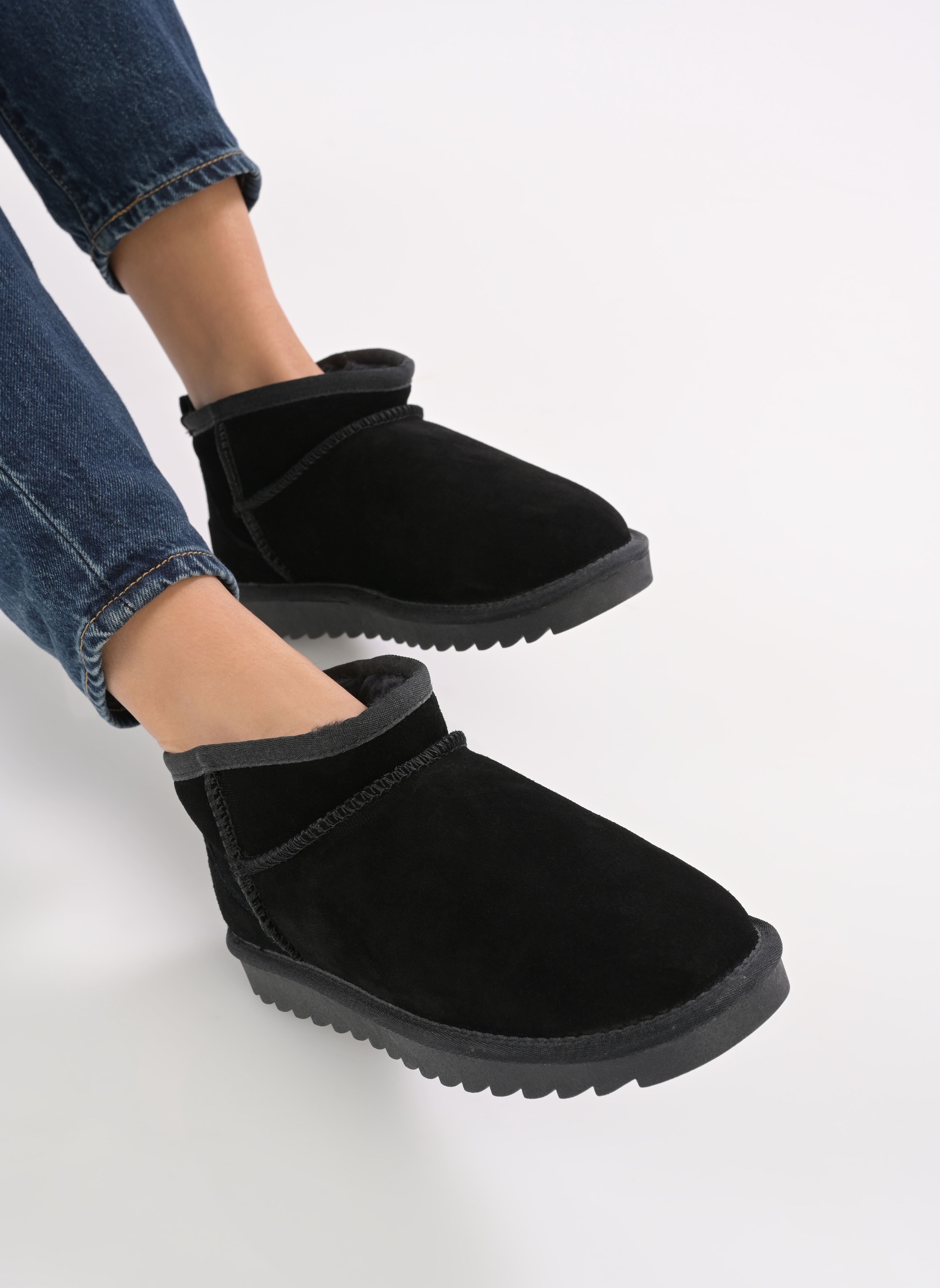Gevoerde enkellaarsjes Short Winter boot in suede dames zwart Colors of California Gevoerde enkellaarsjes Short Winter boot in suede dames zwart BLACK
