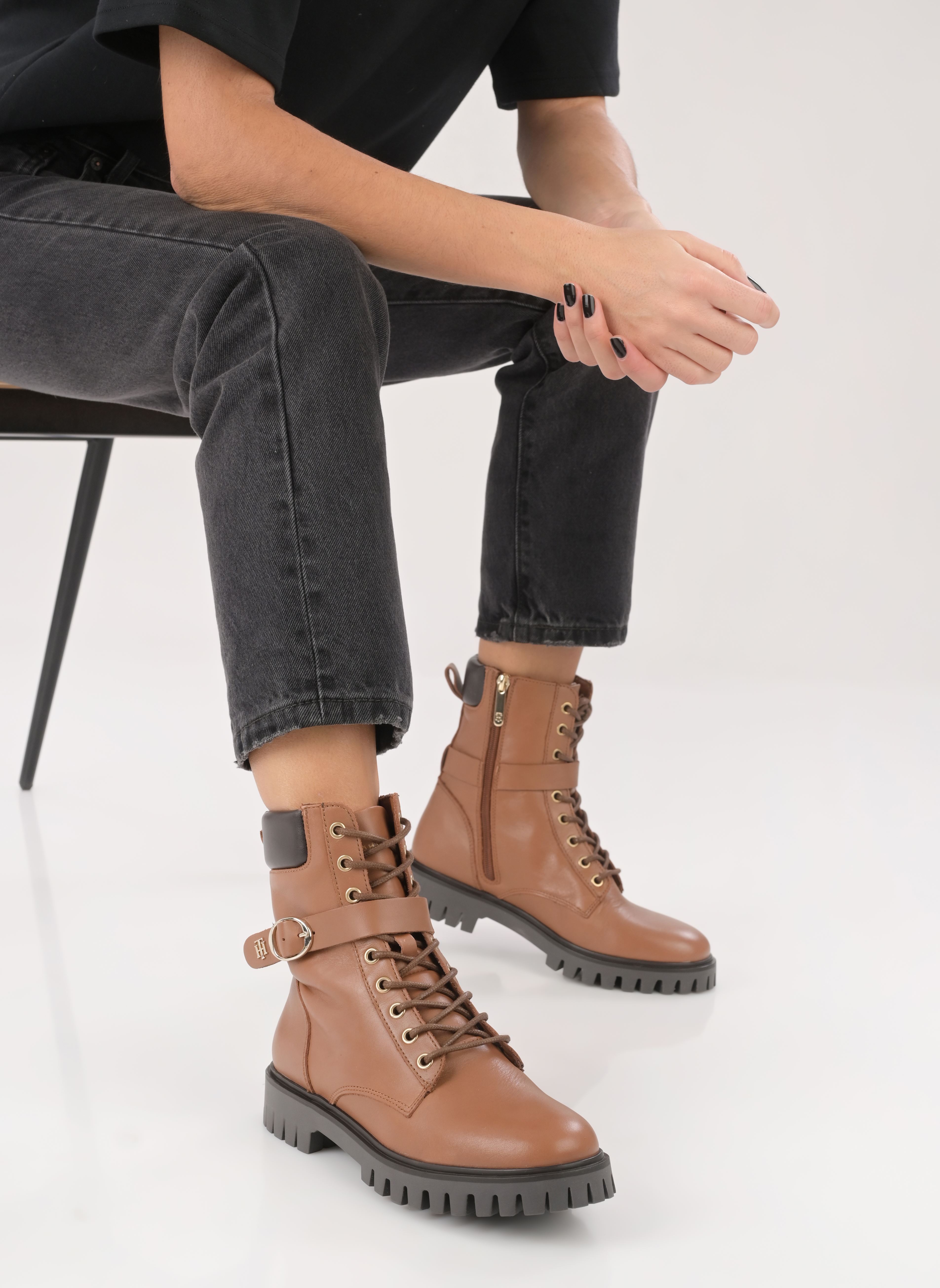 Stivaletti con lacci BUCKLE LACE UP BOOT donna marrone Tommy Hilfiger Stivaletti con lacci BUCKLE LACE UP BOOT donna marrone NATURAL COGNAC