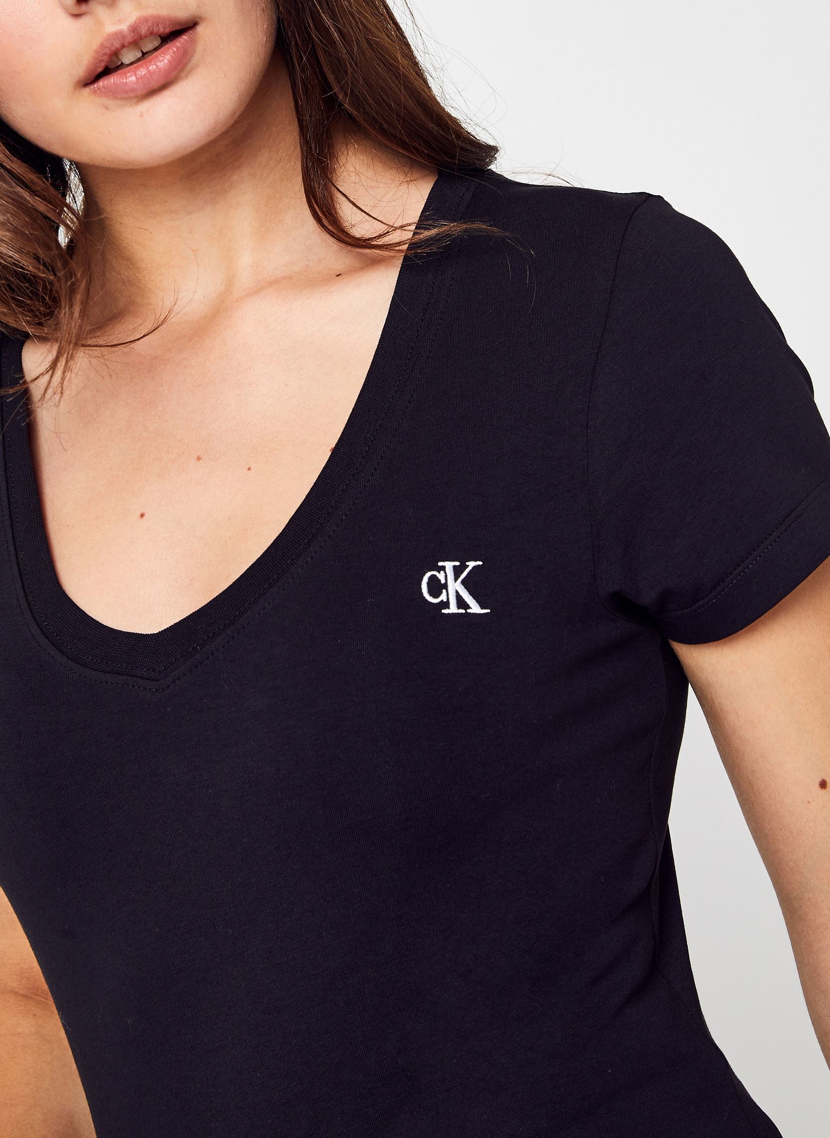 Tee-shirts CK Embroidery Stretch V-Neck femme noir Calvin Klein Jeans Tee-shirts CK Embroidery Stretch V-Neck femme noir CK BLACK