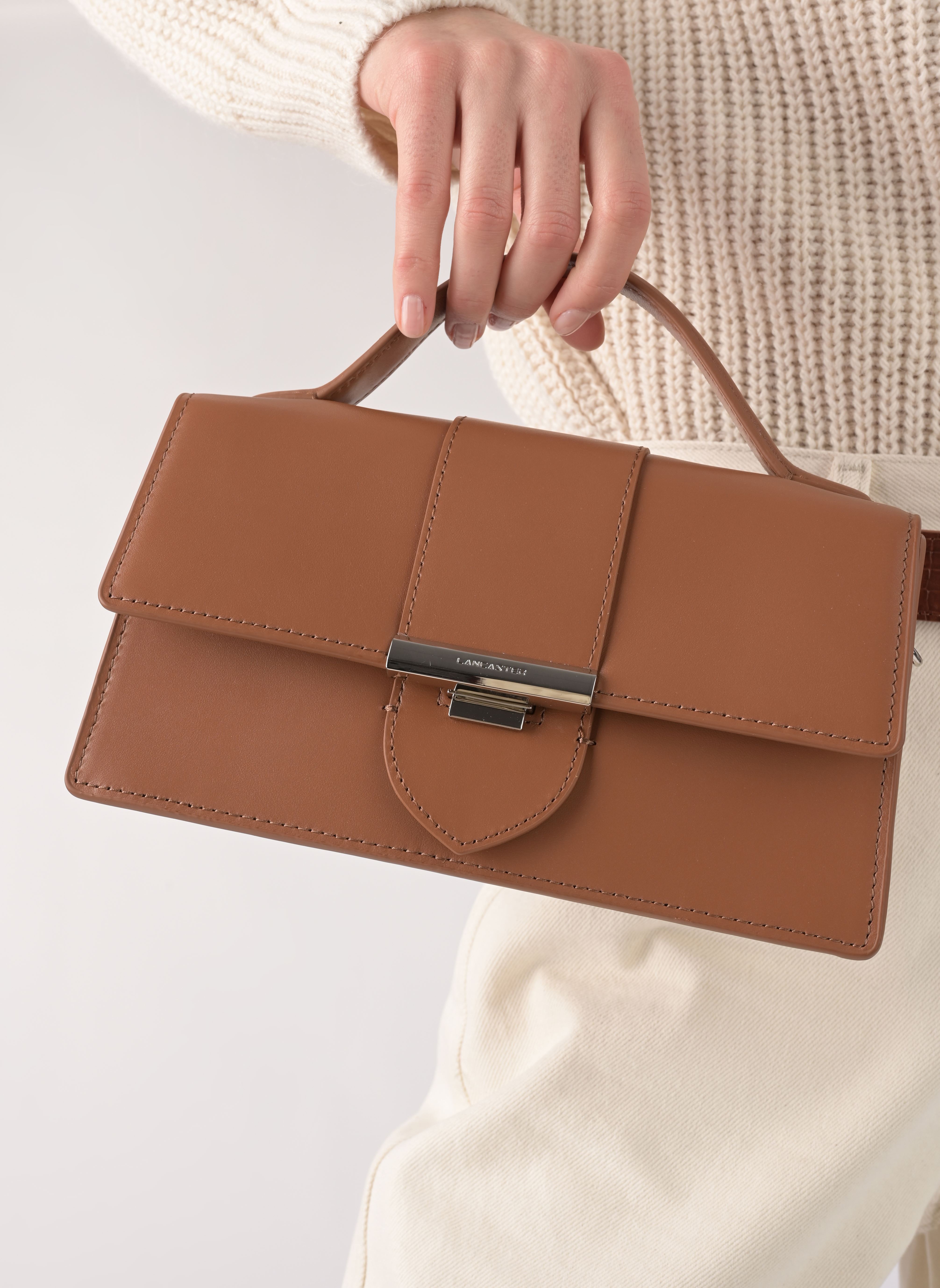 Sacs à main Sac baguette A rabat avec fermoir Paris femme marron Lancaster Sacs à main Sac baguette A rabat avec fermoir Paris femme marron CAMEL