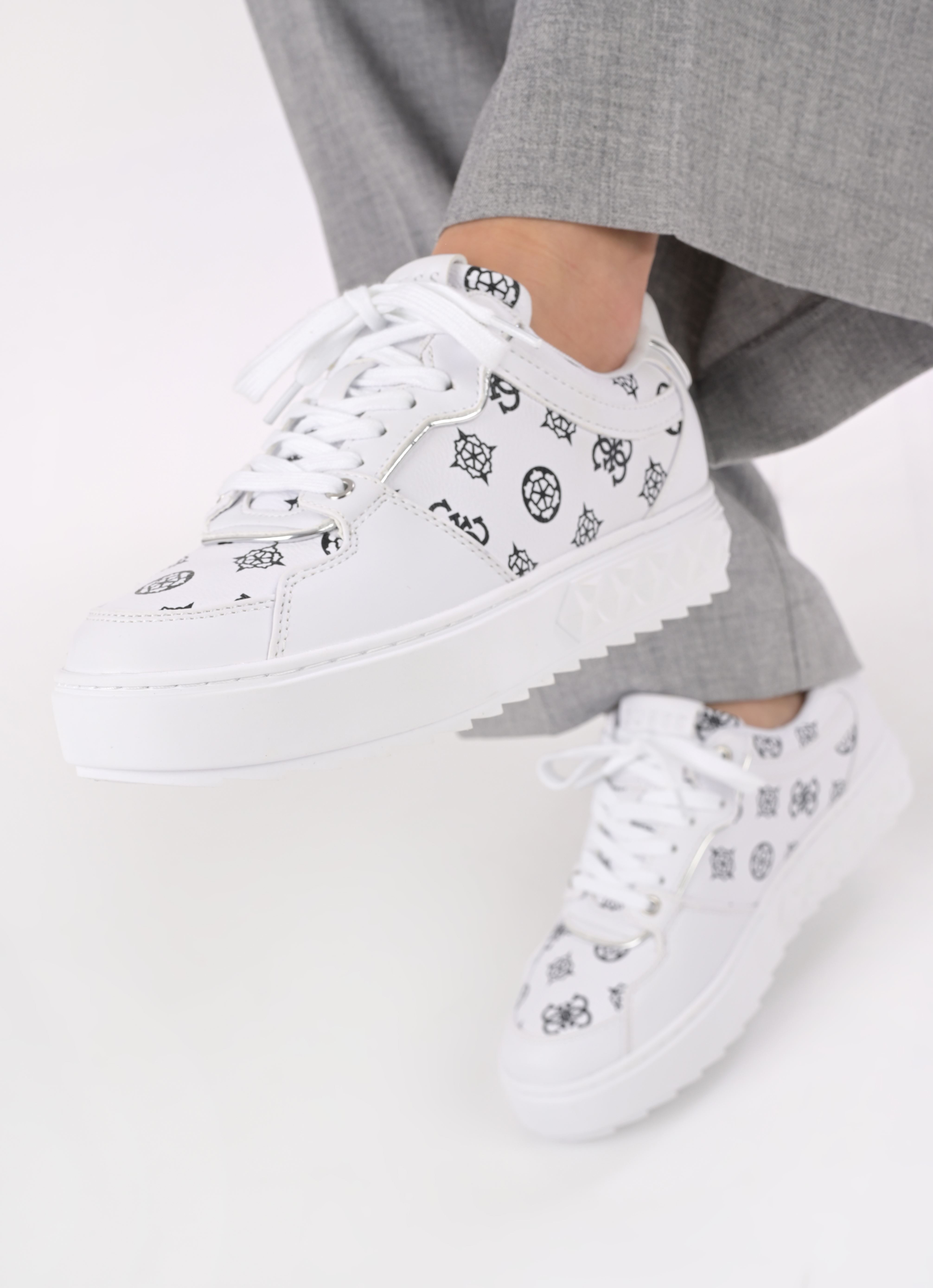 Lage sneakers FIENA dames wit Guess Lage sneakers FIENA dames wit Whibl