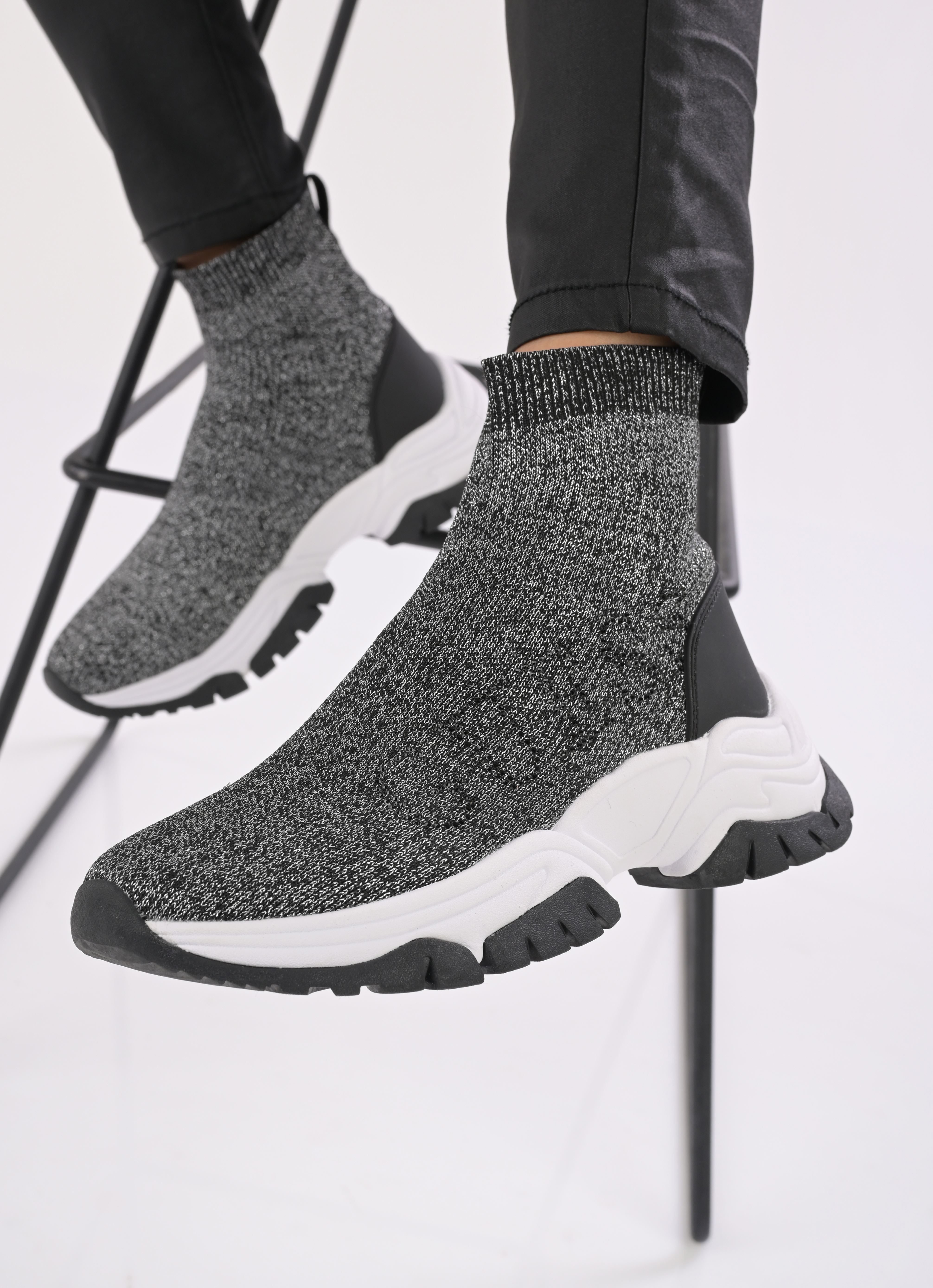 Niedrige Sneaker NOLLEN damen grau Guess Niedrige Sneaker NOLLEN damen grau Black