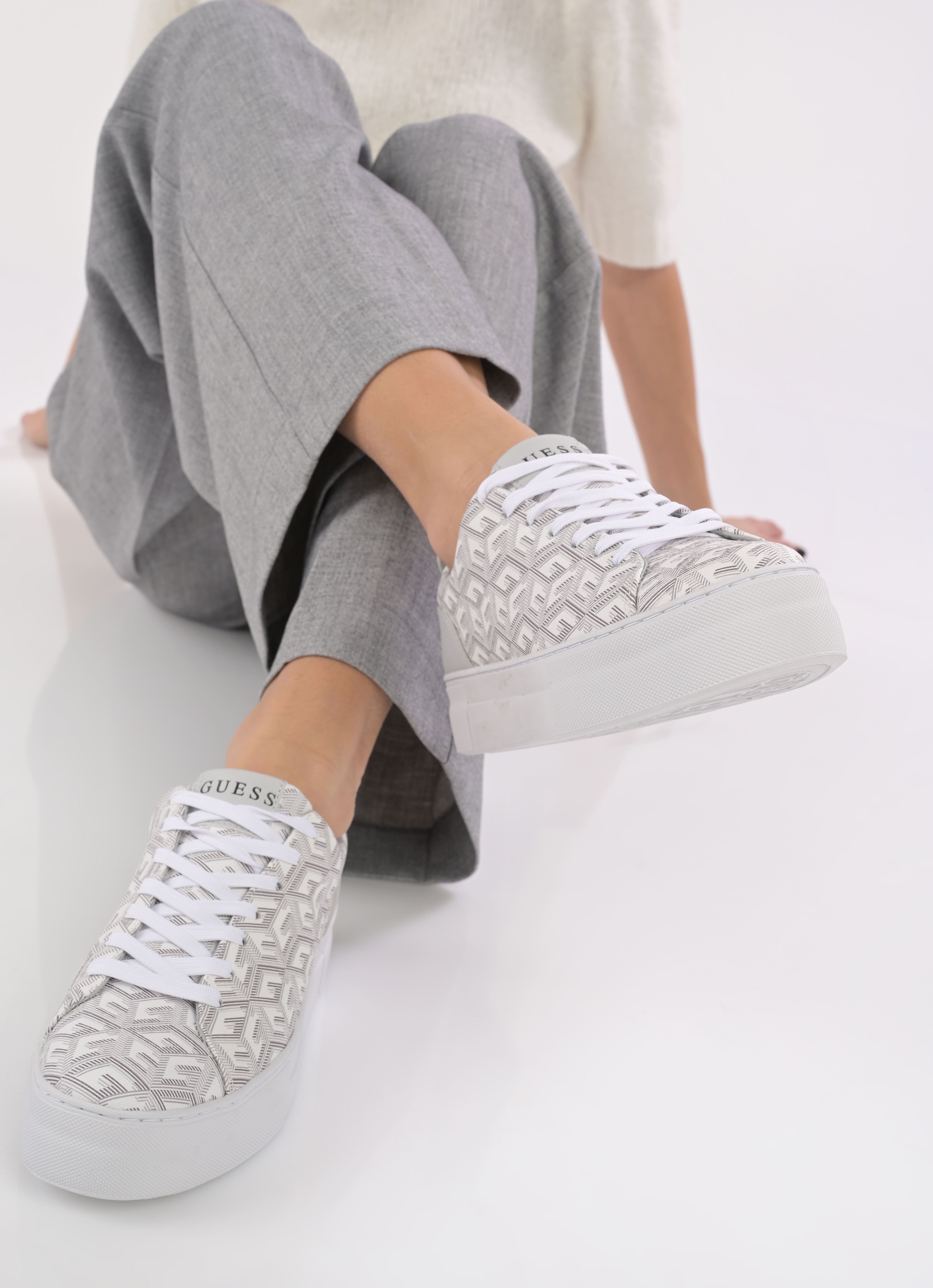 Niedrige Sneaker GIAA5 damen grau Guess Niedrige Sneaker GIAA5 damen grau White