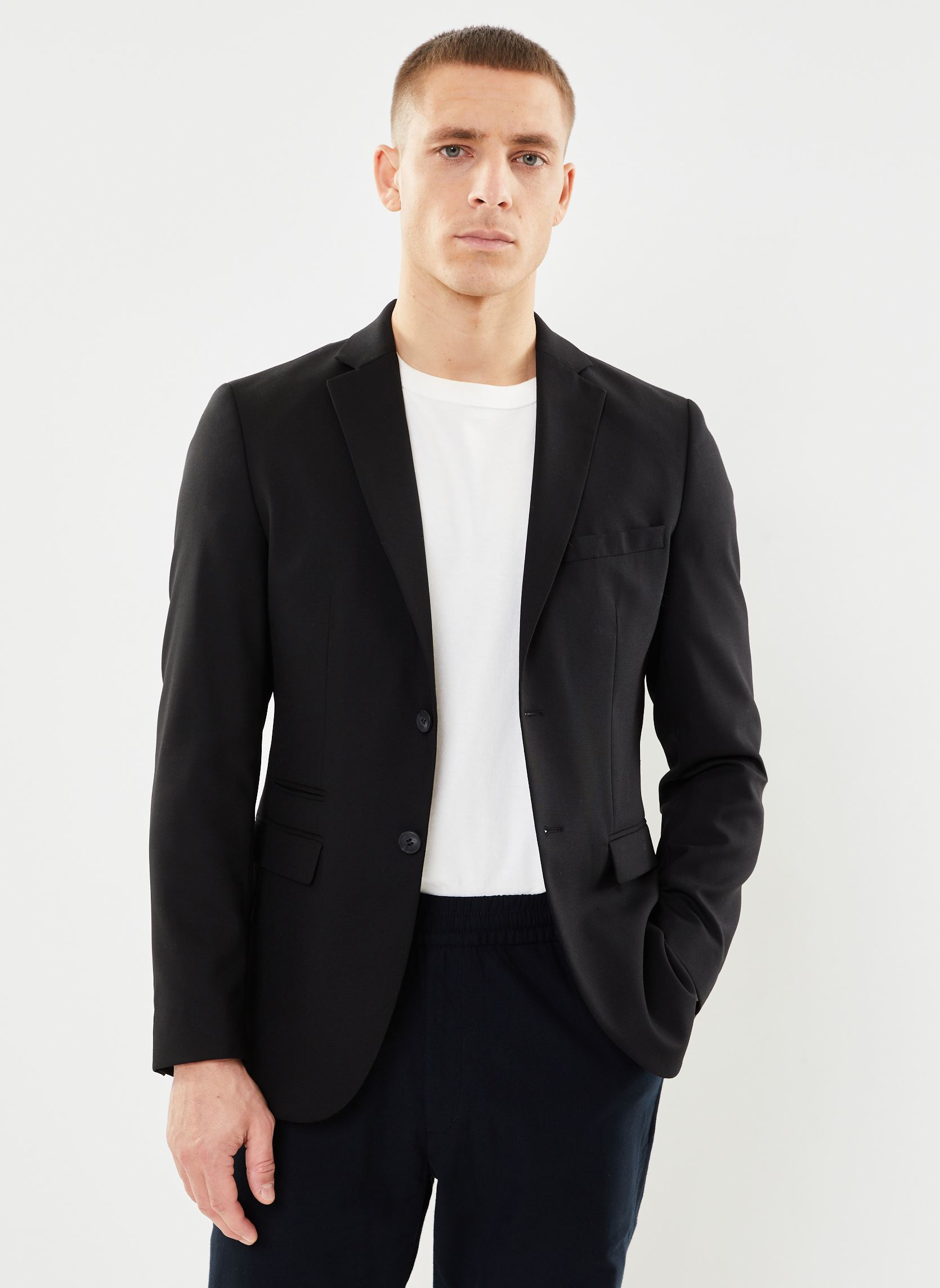 veste de costume avec un jean