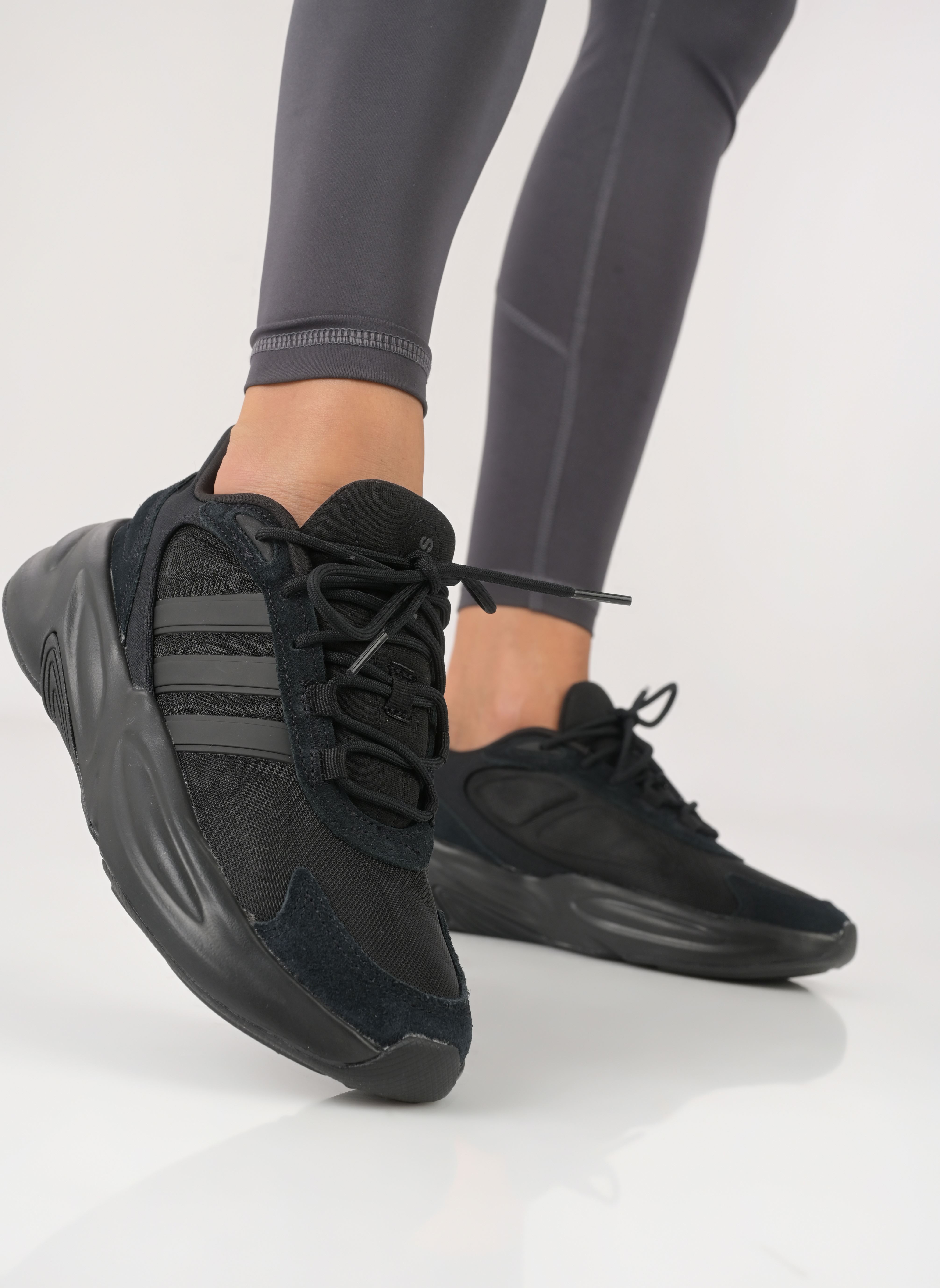 Niedrige Sneaker Ozelle schwarz adidas sportswear Niedrige Sneaker Ozelle schwarz CBLACK/CBLACK