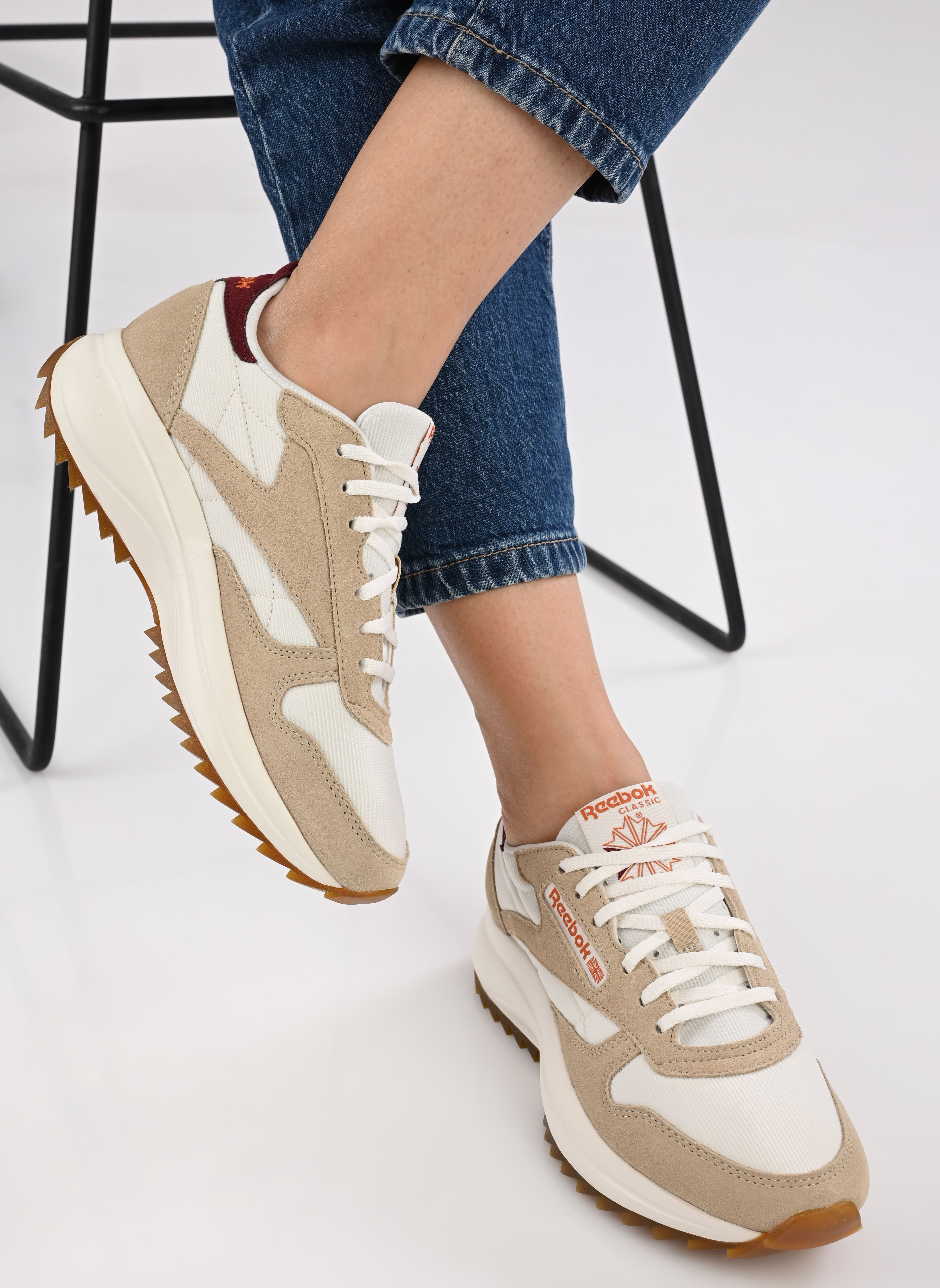 Baskets basses Classic Leather Sp Extra femme multicolore Reebok Baskets basses Classic Leather Sp Extra femme multicolore Chalk/Oat/Clabur