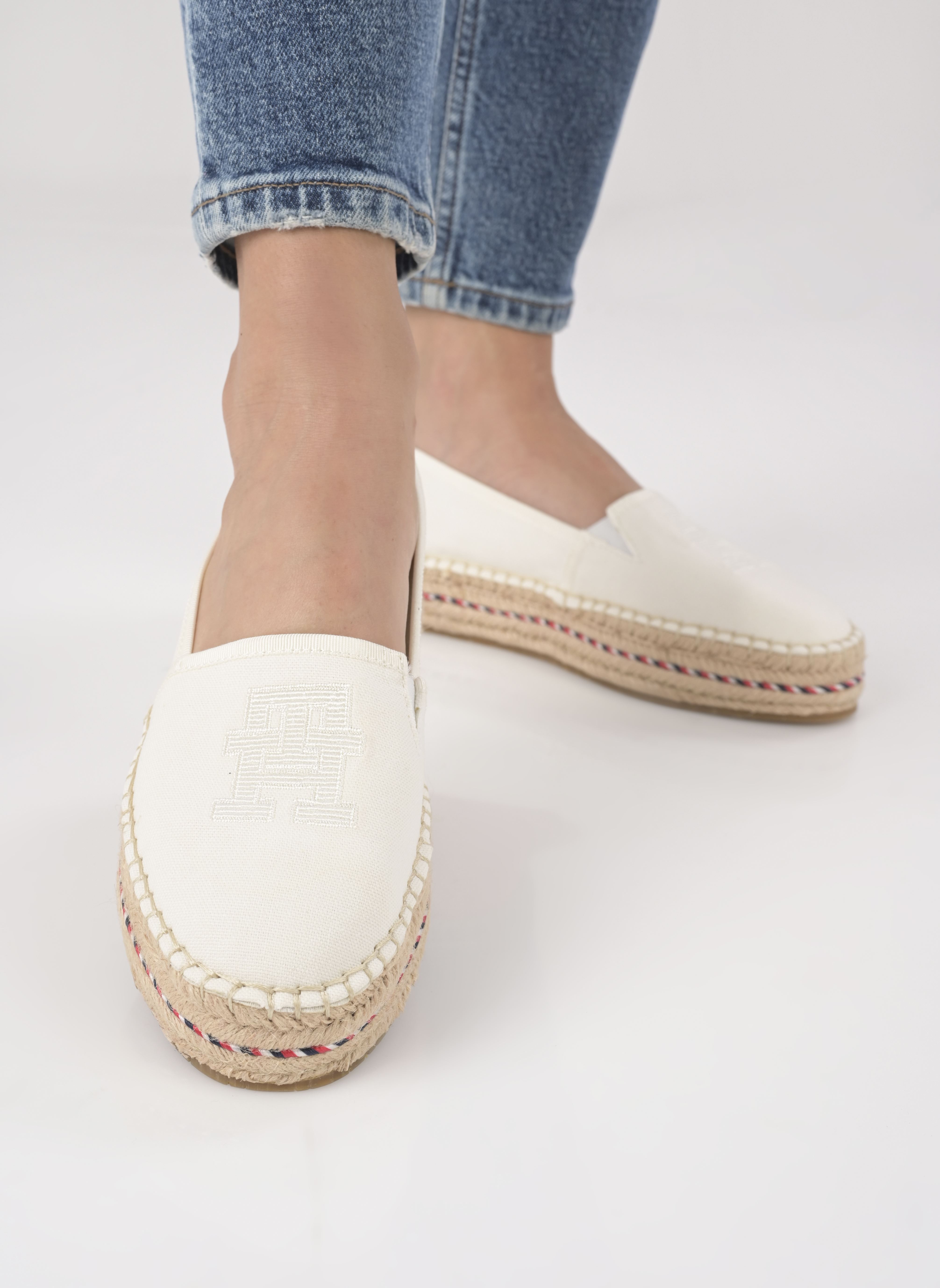 Espadrillas con zeppa e plateau TH EMBROIDERED FLATFORM donna bianco Tommy Hilfiger Espadrillas con zeppa e plateau TH EMBROIDERED FLATFORM donna bianco ECRU