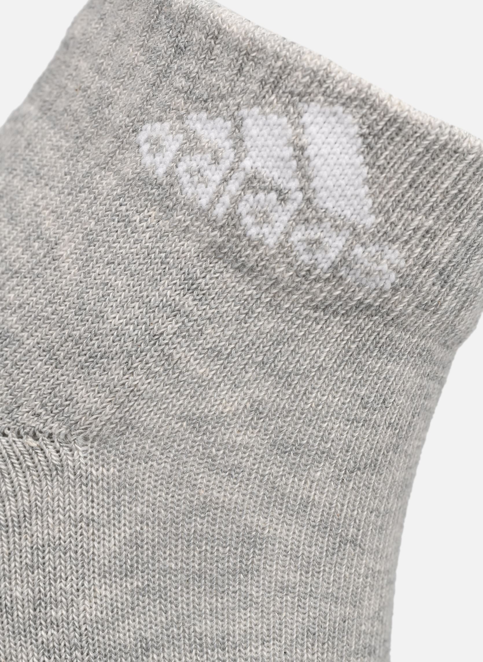Quelle est la différence entre les chaussettes et les socquettes