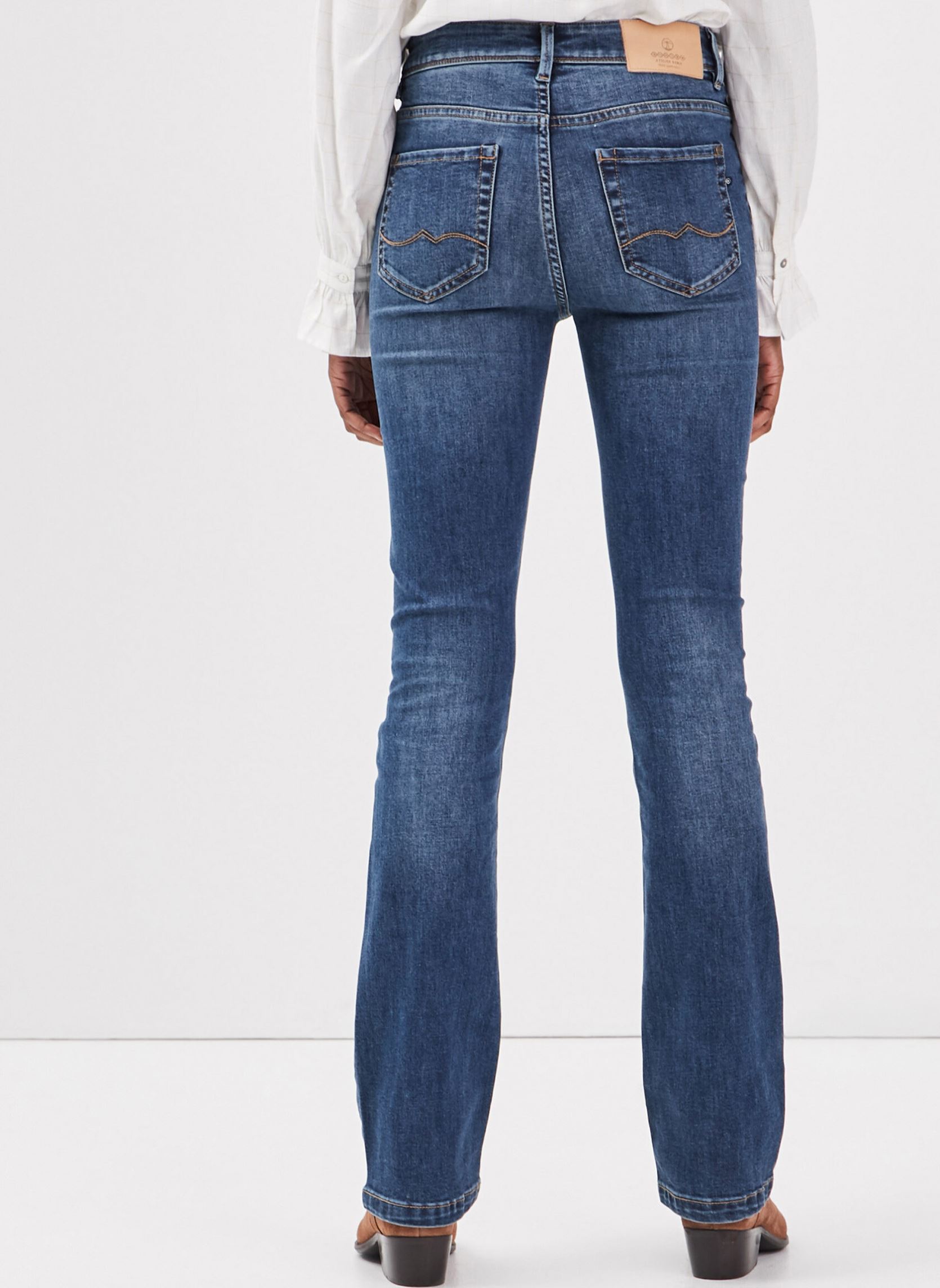Rechte broeken BALI-BUTTON dames blauw Bonobo Rechte broeken BALI-BUTTON dames blauw DENIM STONE