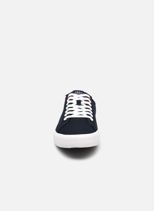 Baskets Tommy Hilfiger CORE CORPORATE VULC CANVAS Bleu vue portées chaussures