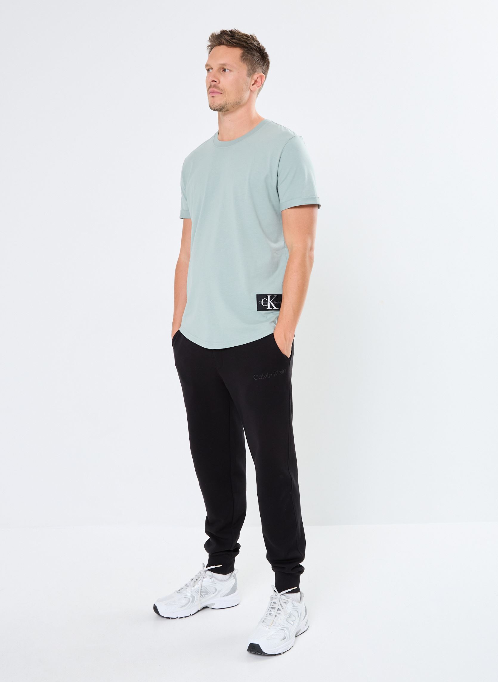 Tee-shirts manches courtes Badge Round Hem Tee homme gris Calvin Klein Jeans Tee-shirts manches courtes Badge Round Hem Tee homme gris SLATE GRAY