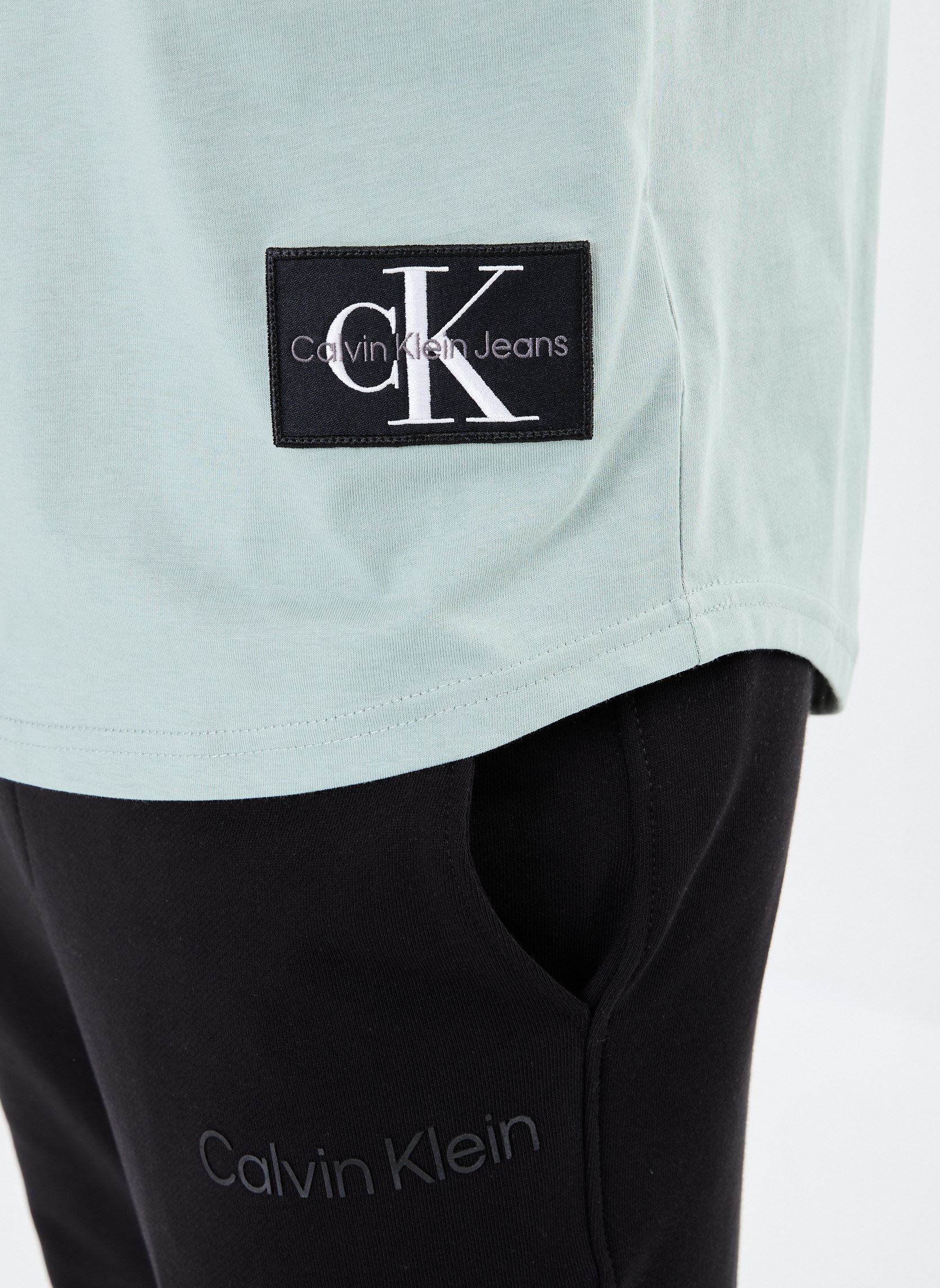 Tee-shirts manches courtes Badge Round Hem Tee homme gris Calvin Klein Jeans Tee-shirts manches courtes Badge Round Hem Tee homme gris SLATE GRAY