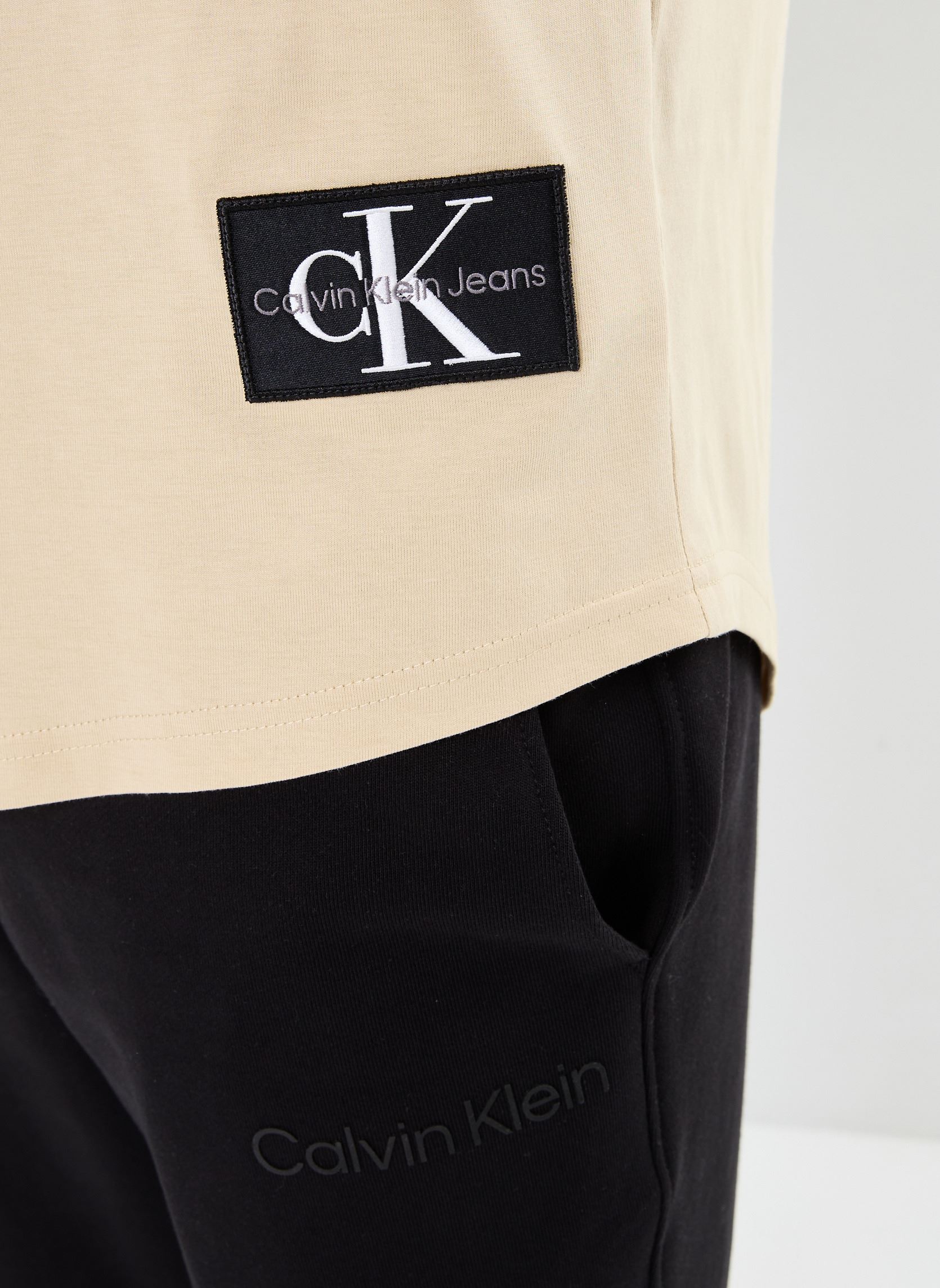 Kurzarm-T-Shirts Badge Round Hem Tee herren grün Calvin Klein Jeans Kurzarm-T-Shirts Badge Round Hem Tee herren grün PALE KHAKI