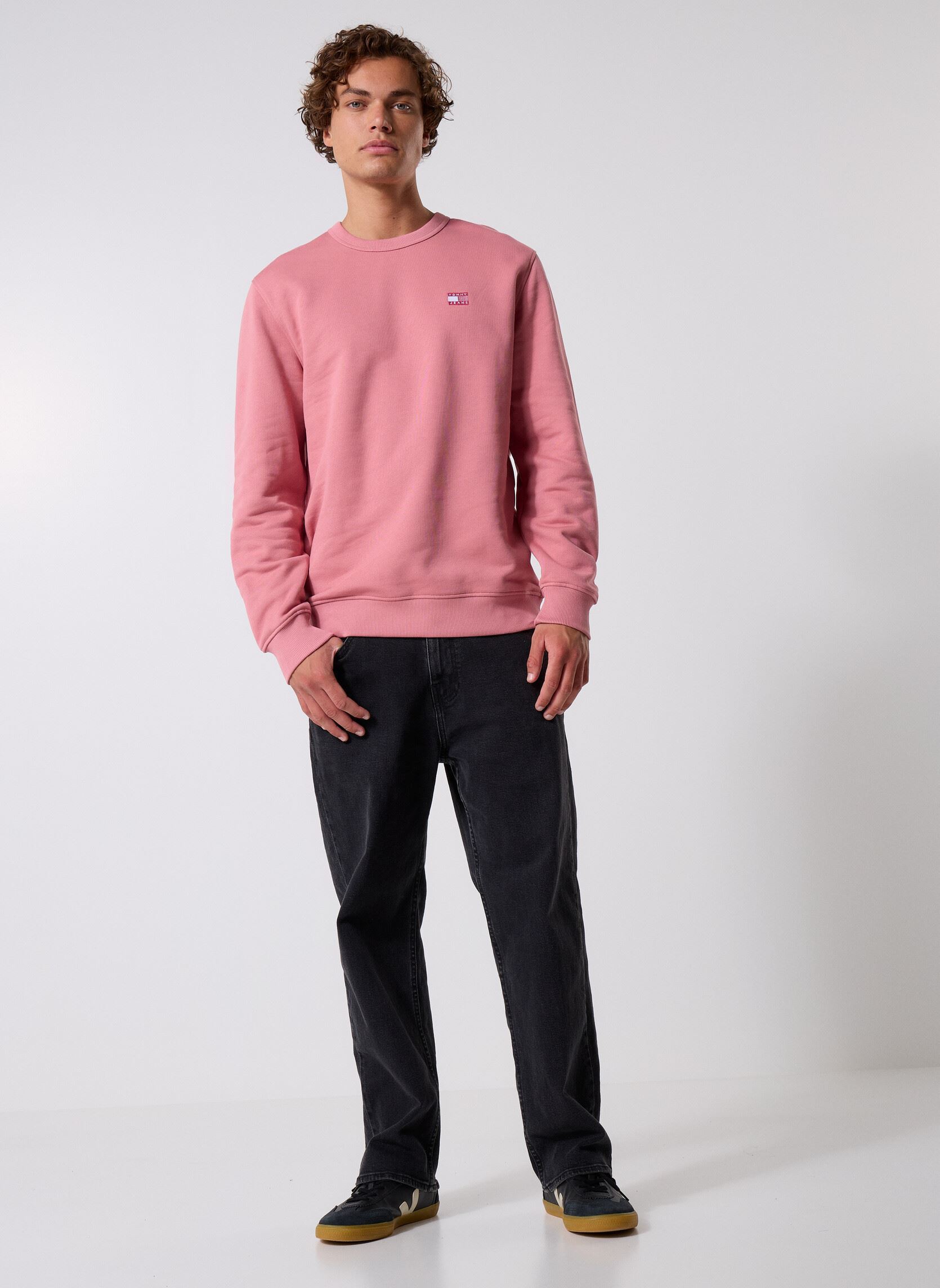 Sweats Tjm Reg Badge Crew E homme rose Tommy Jeans Sweats Tjm Reg Badge Crew E homme rose TAHITI BERRY TONAL