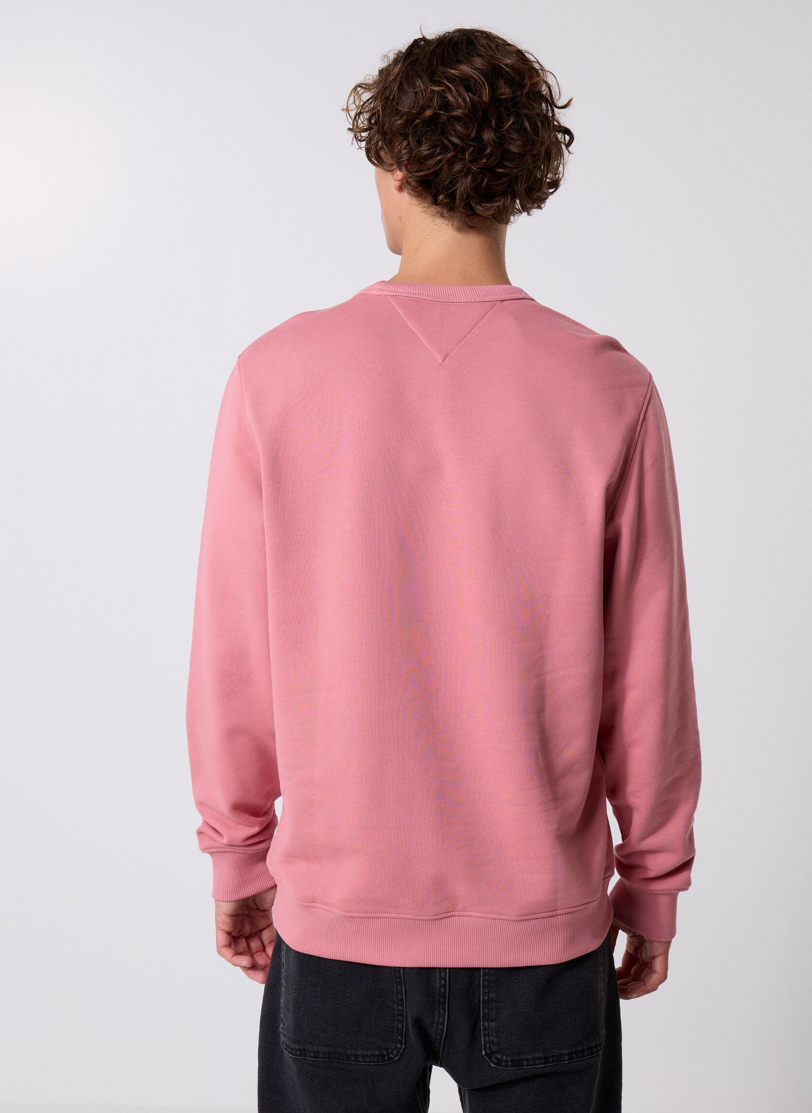 Sweats Tjm Reg Badge Crew E homme rose Tommy Jeans Sweats Tjm Reg Badge Crew E homme rose TAHITI BERRY TONAL