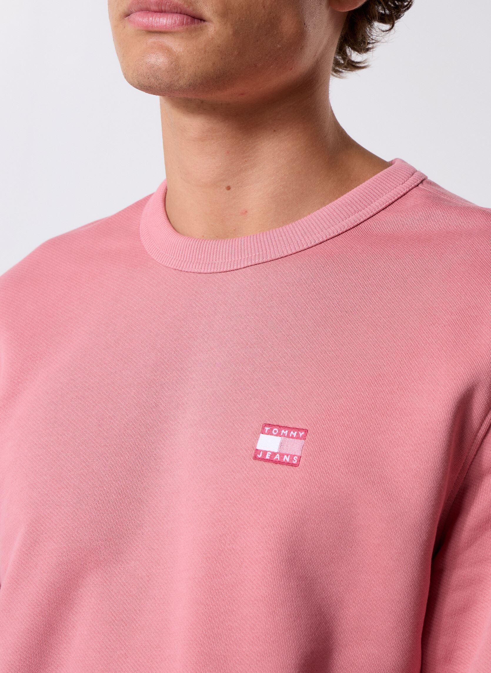 Sweats Tjm Reg Badge Crew E homme rose Tommy Jeans Sweats Tjm Reg Badge Crew E homme rose TAHITI BERRY TONAL