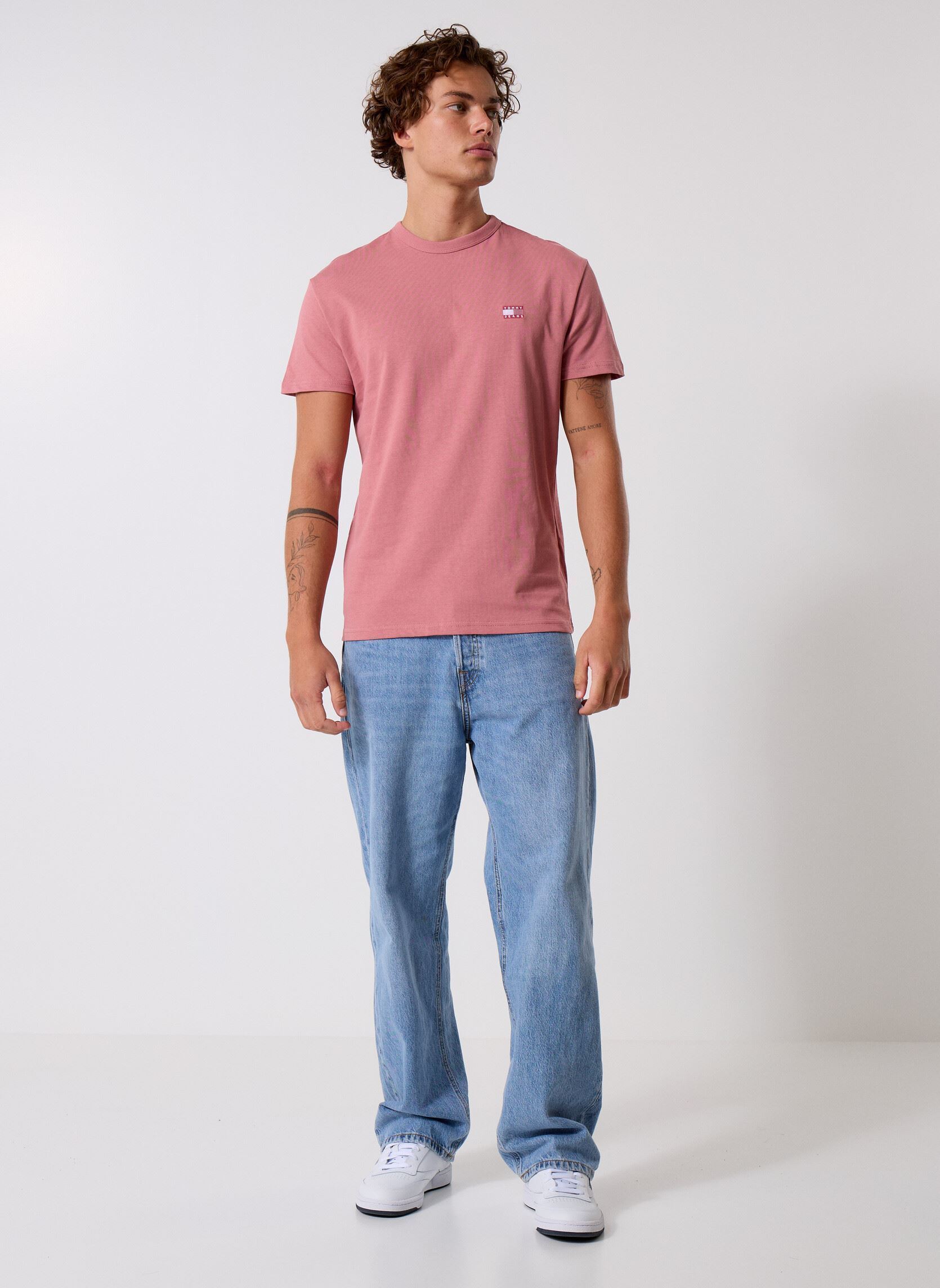 T-shirt a maniche corte Tjm Reg Badge Tee Ex uomo rosa Tommy Jeans T-shirt a maniche corte Tjm Reg Badge Tee Ex uomo rosa TAHITI BERRY TONAL